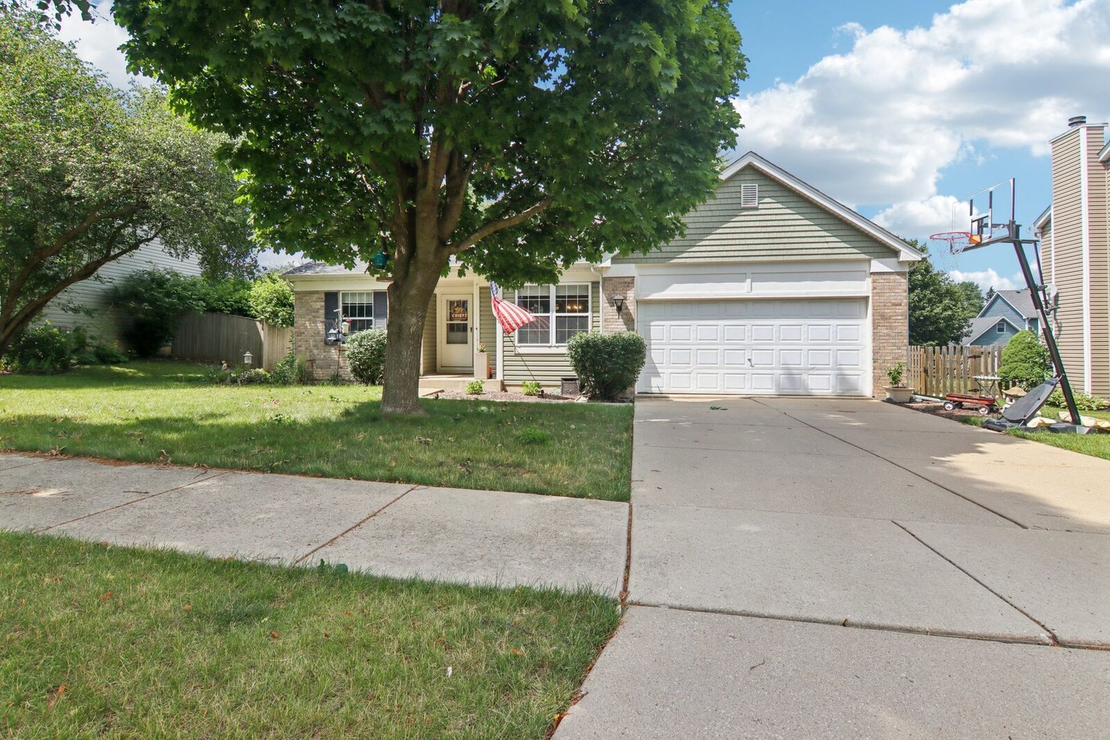 Property Photo:  84 Arbor Avenue  IL 60554 