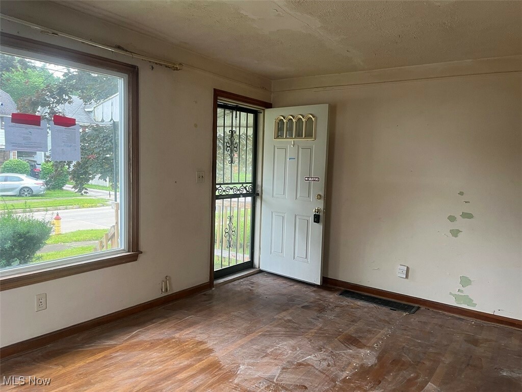 Property Photo: 1216 Kenmore Avenue SE OH 44484