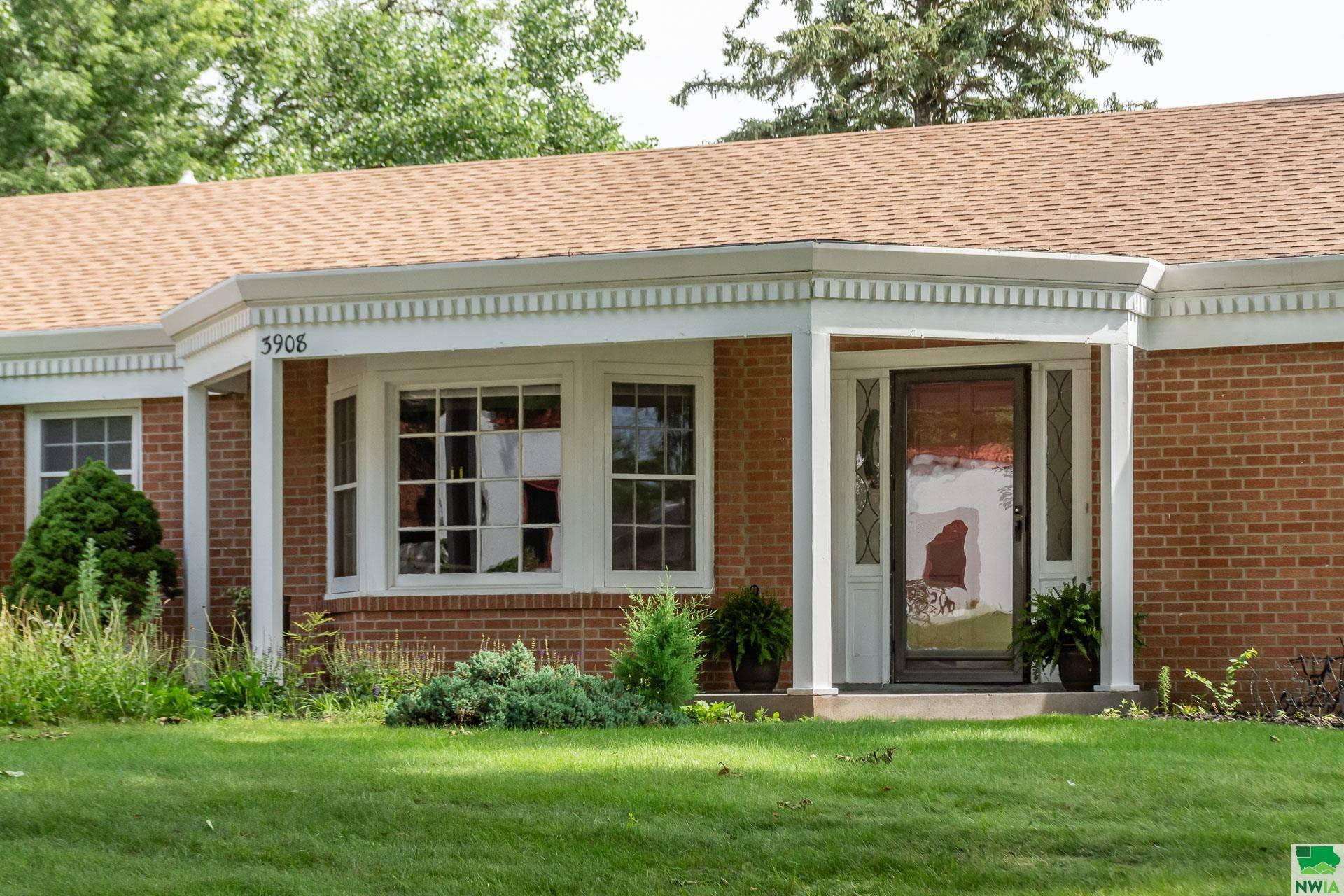 Property Photo: 3908 Sylvian Ave IA 51104