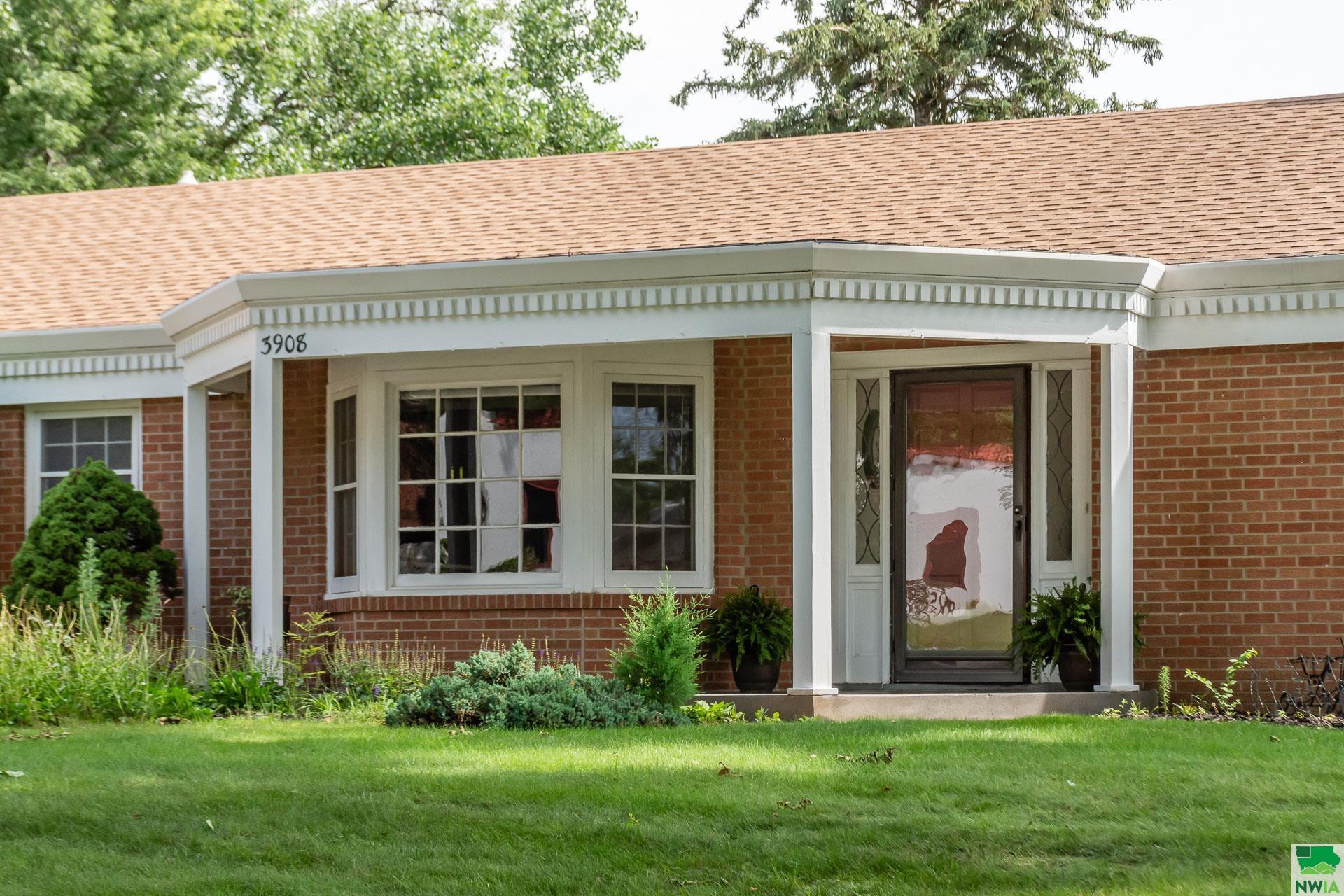 Property Photo: 3908 Sylvian Ave IA 51104