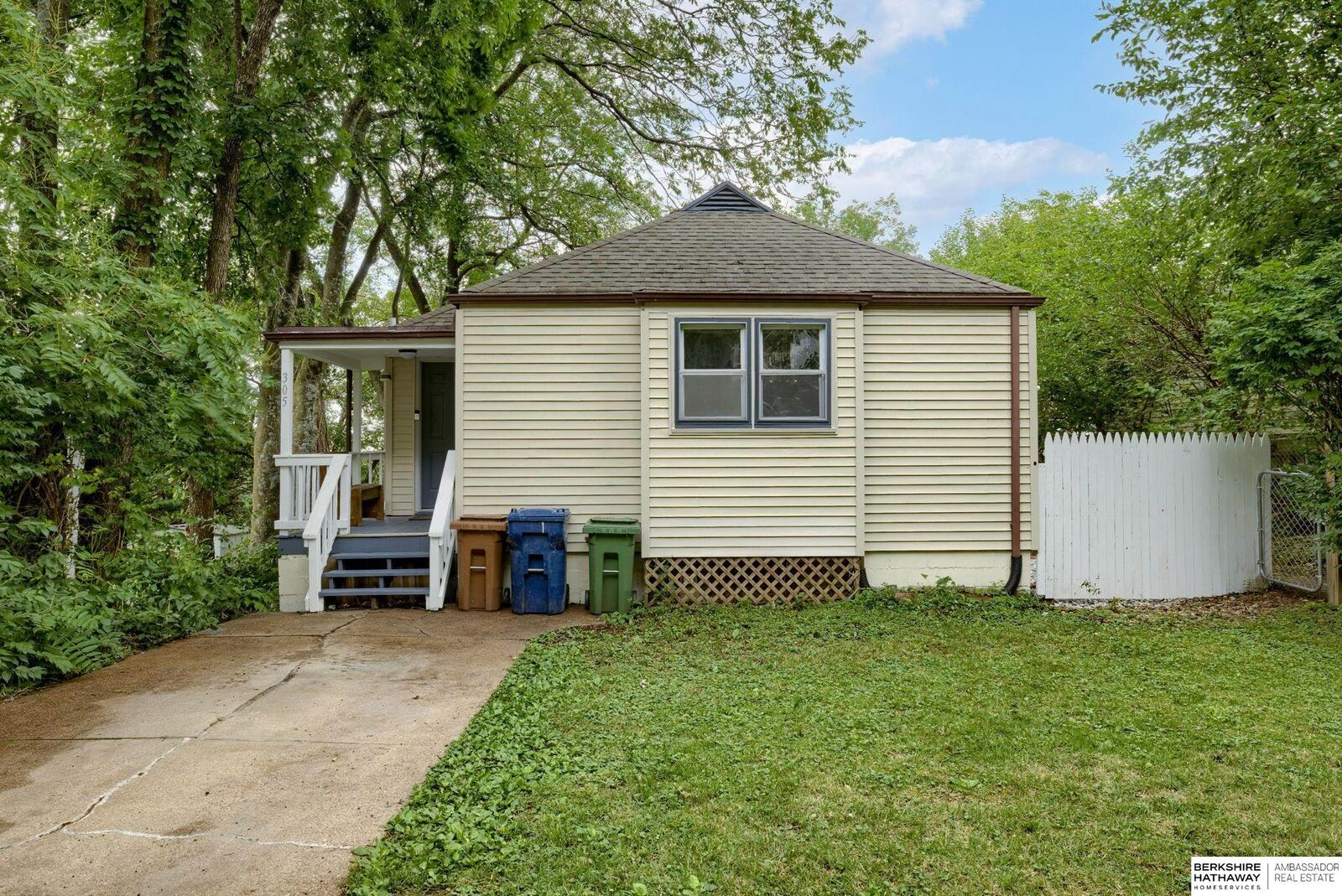 Property Photo: 305 W 19th Avenue NE 68005