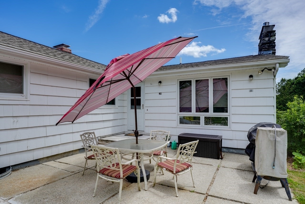 Property Photo: 11 Warren Dr MA 01532