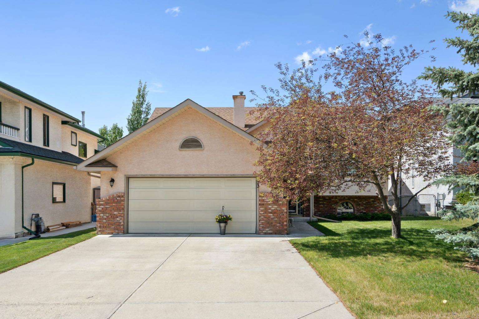 Property Photo: 153 Riverview Circle AB T4C 1K9