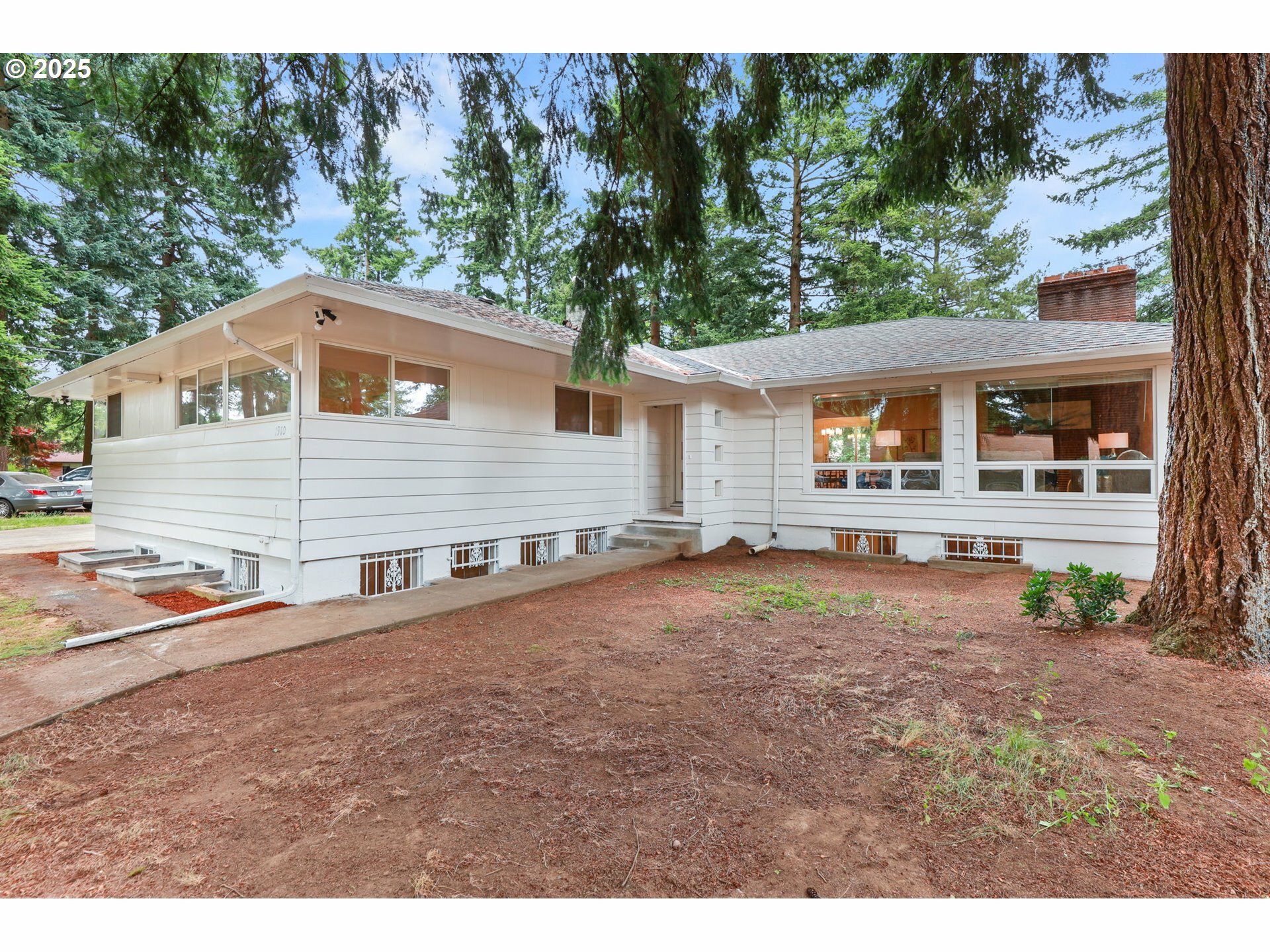 Property Photo:  1910 NE 106th Ave  OR 97220 