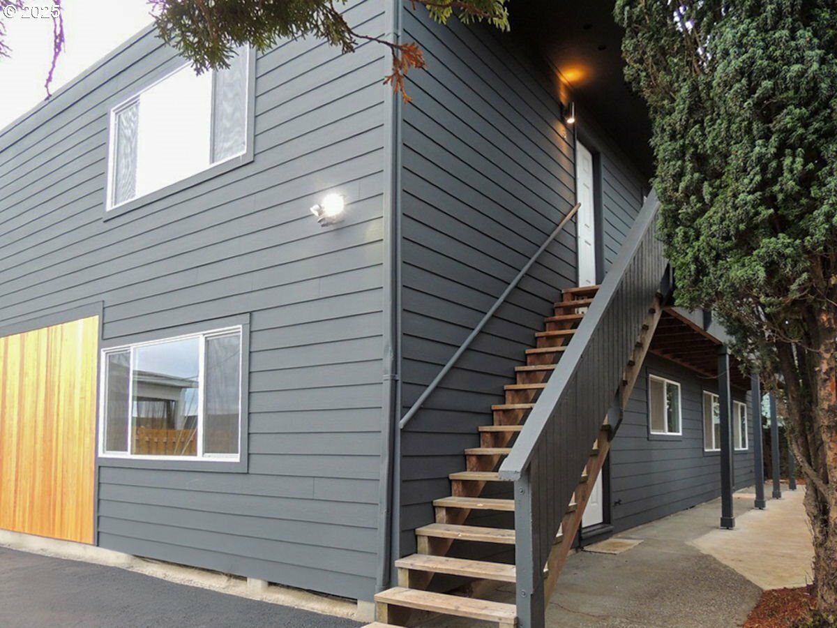 Property Photo:  5516 NE Hoyt St  OR 97213 