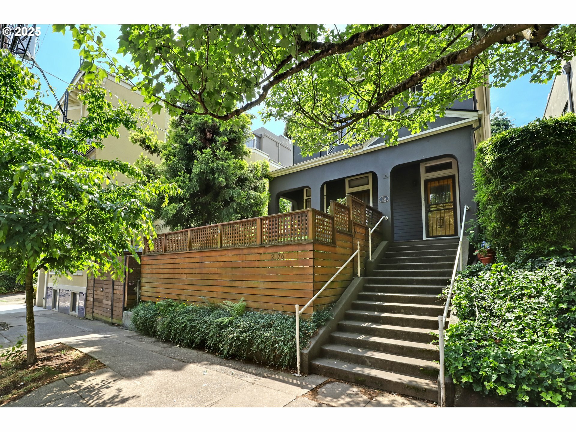 Property Photo: 2176 NW Everett St 1 OR 97210