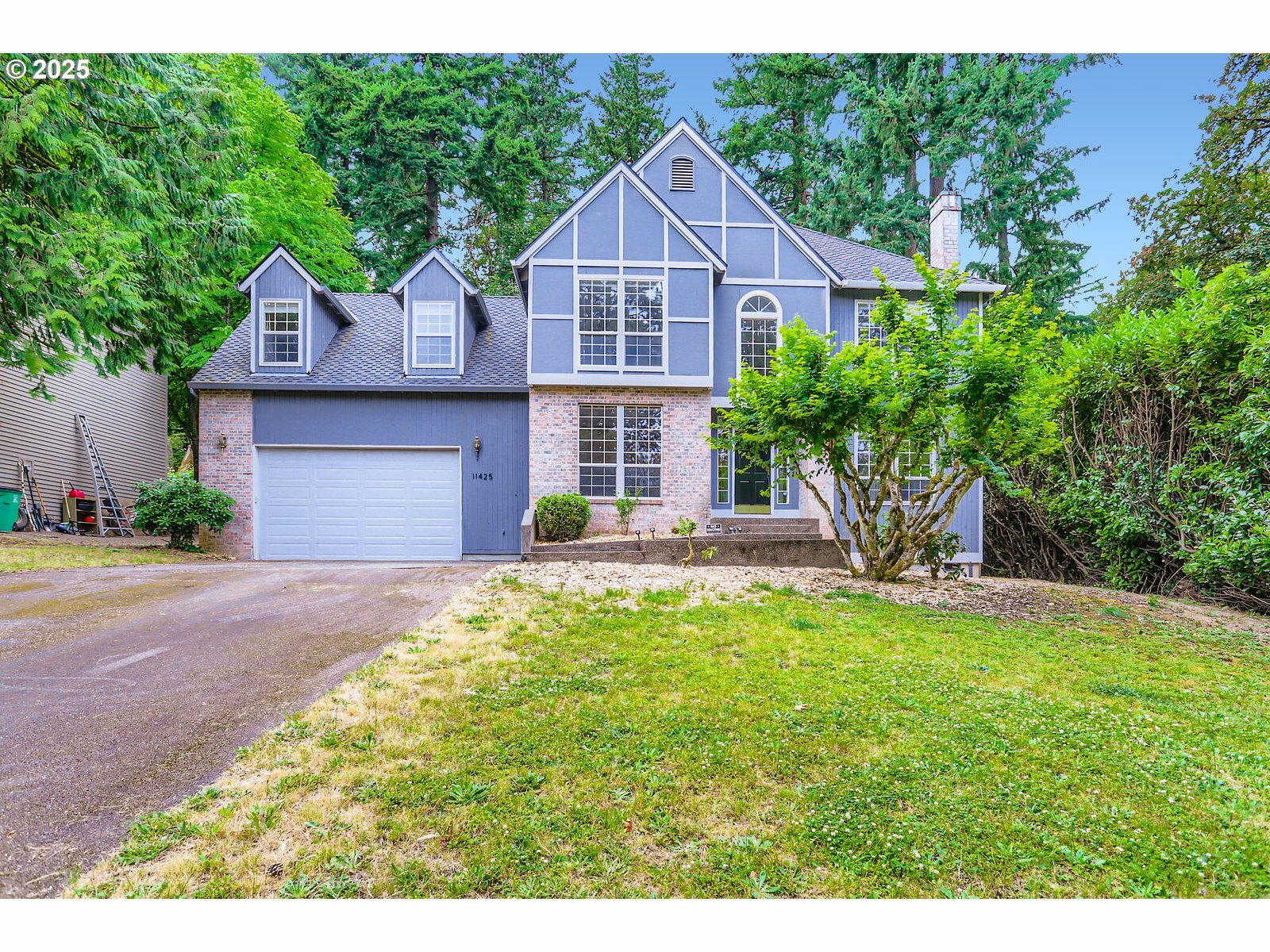 Property Photo: 11425 SW Oak Creek Dr OR 97219