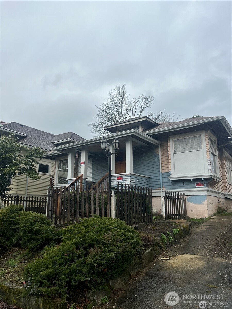 Property Photo: 214 23rd Avenue WA 98122