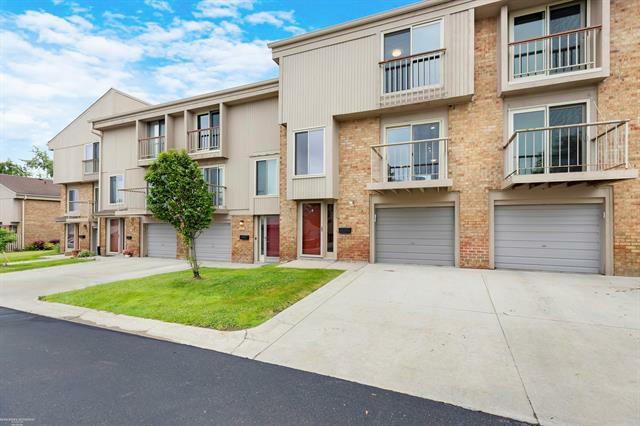 Property Photo: 809 Oak Brook Ridge Ridge MI 48307
