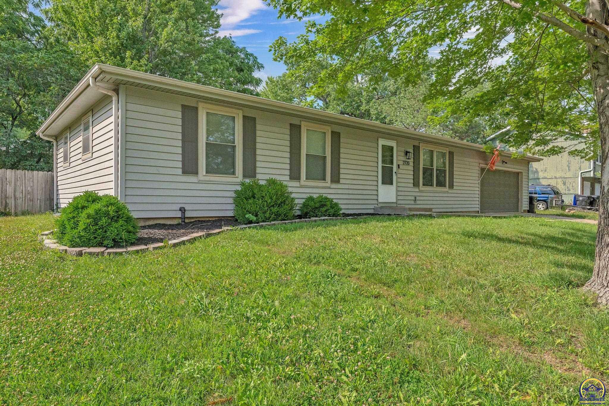 Property Photo: 2720 SE Lakeshore Blvd KS 66605