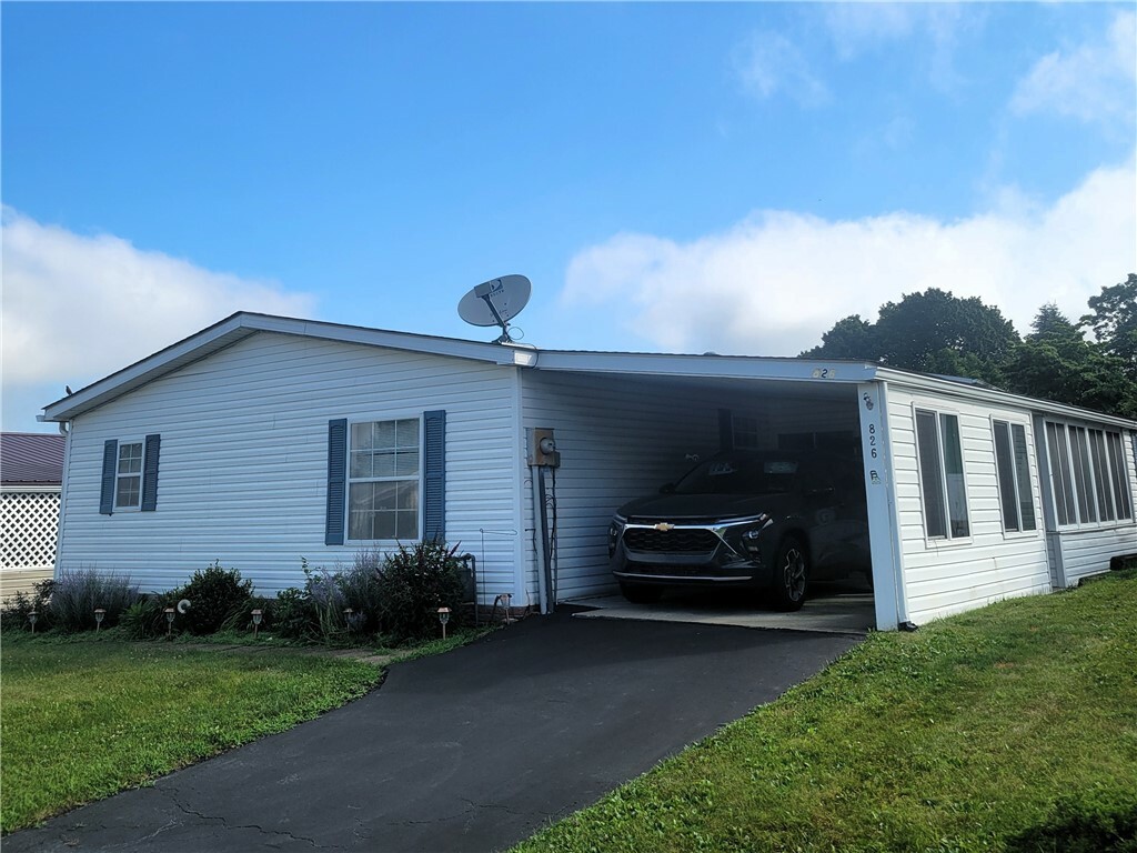 Property Photo:  826 Clover Ln  PA 15668 