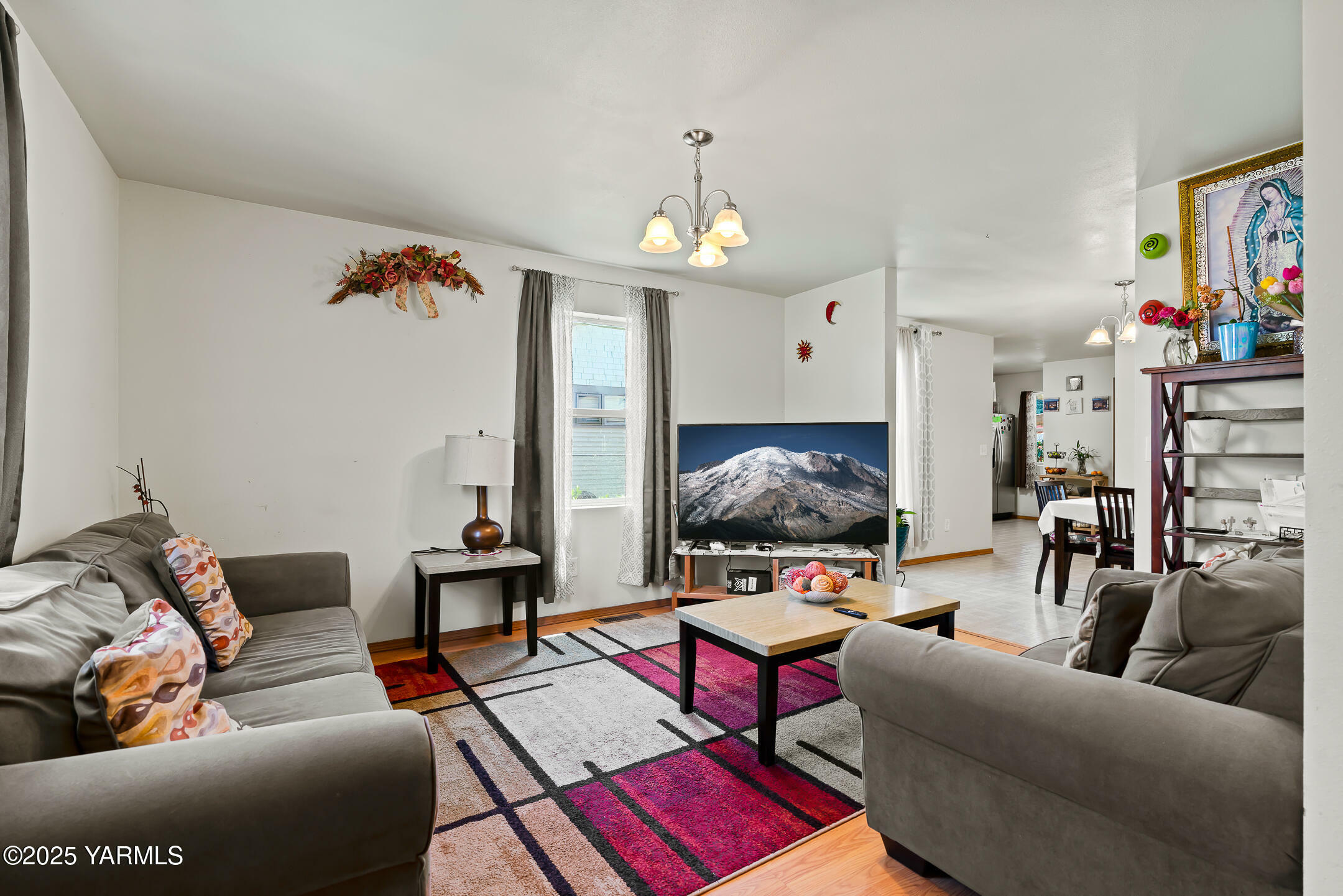 Property Photo:  806 S 6th St  WA 98901 
