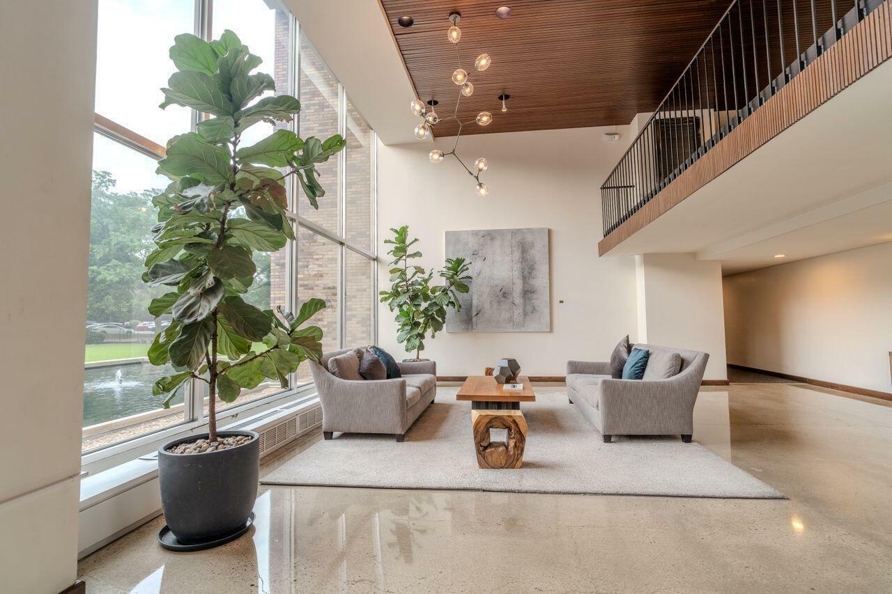 Property Photo:  1000 Urlin Avenue  OH 43212 