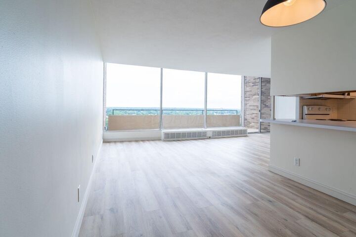 Property Photo:  1000 Urlin Avenue  OH 43212 