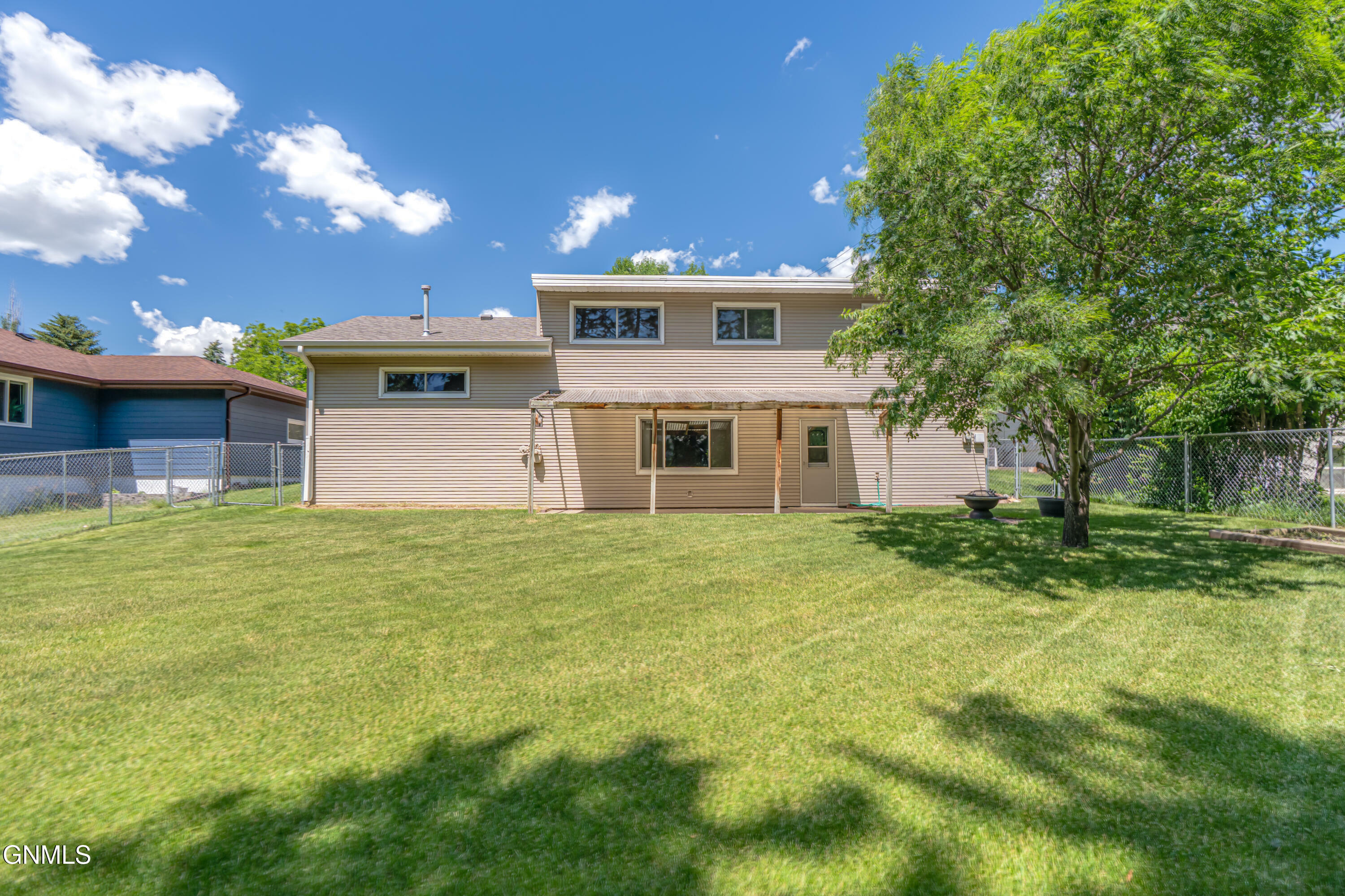 Property Photo:  209 Owens Avenue E  ND 58501 