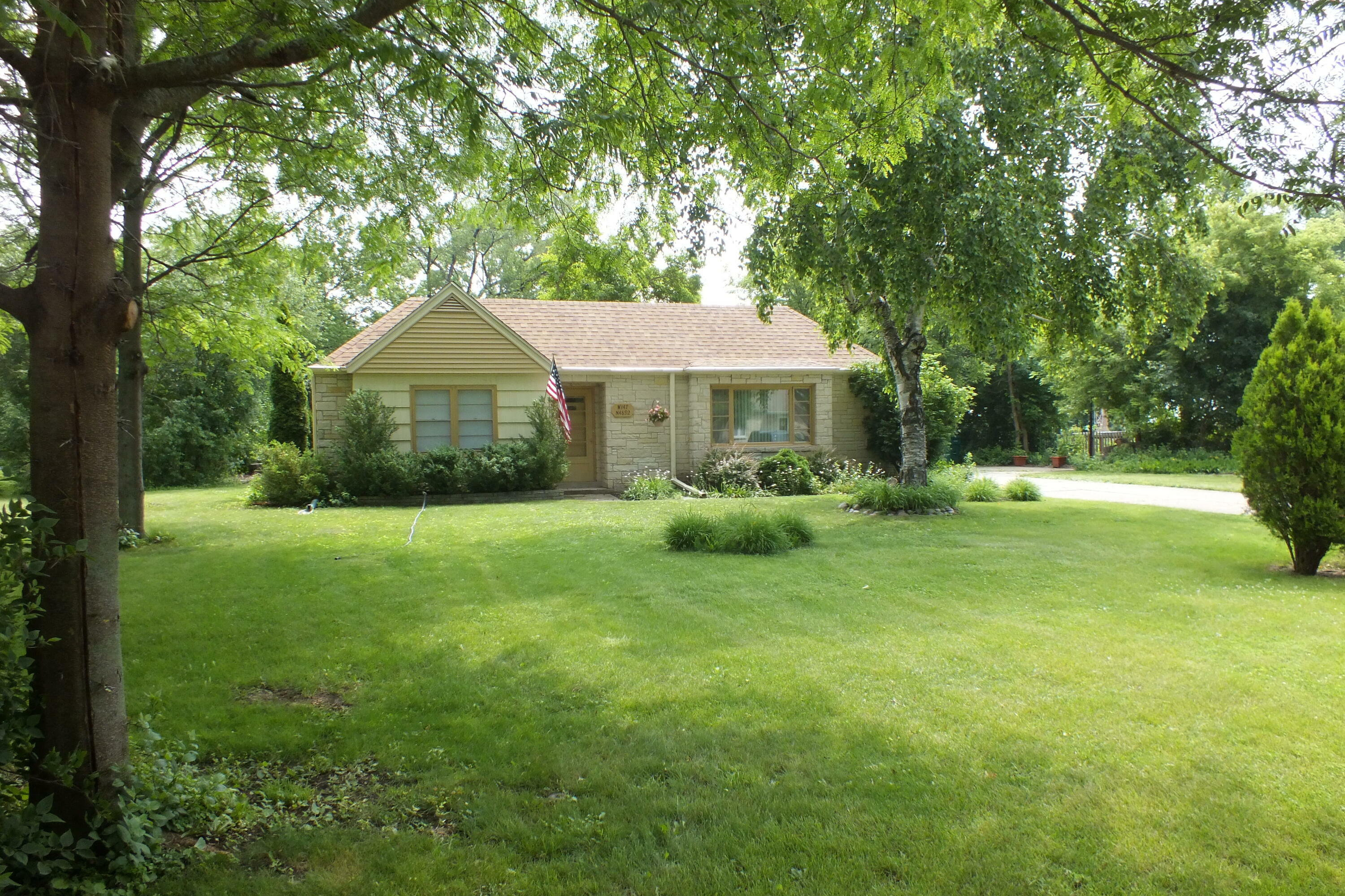 Property Photo: W147n4892 Dolphin Dr WI 53051