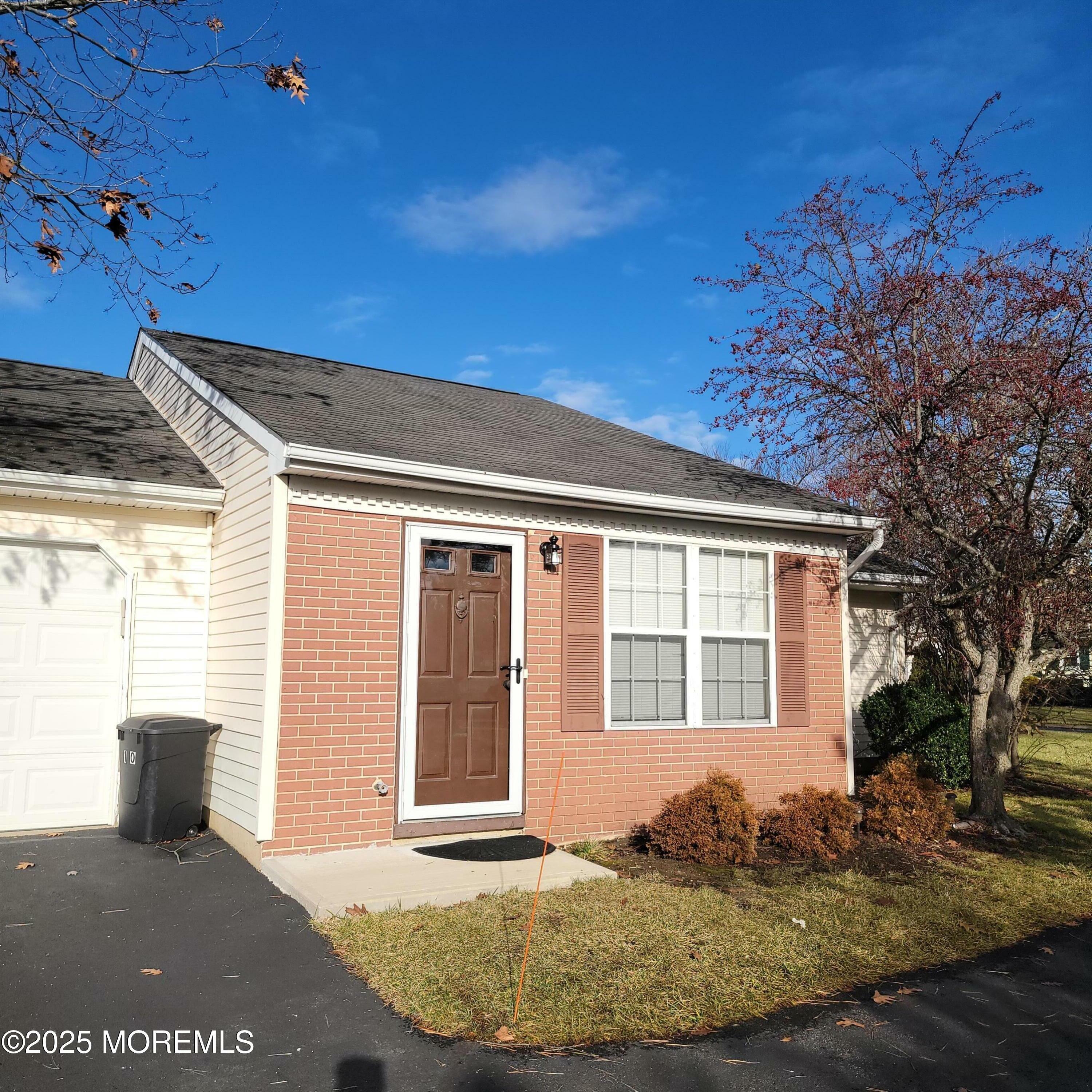 Property Photo:  10 Edgeware Close  NJ 07728 