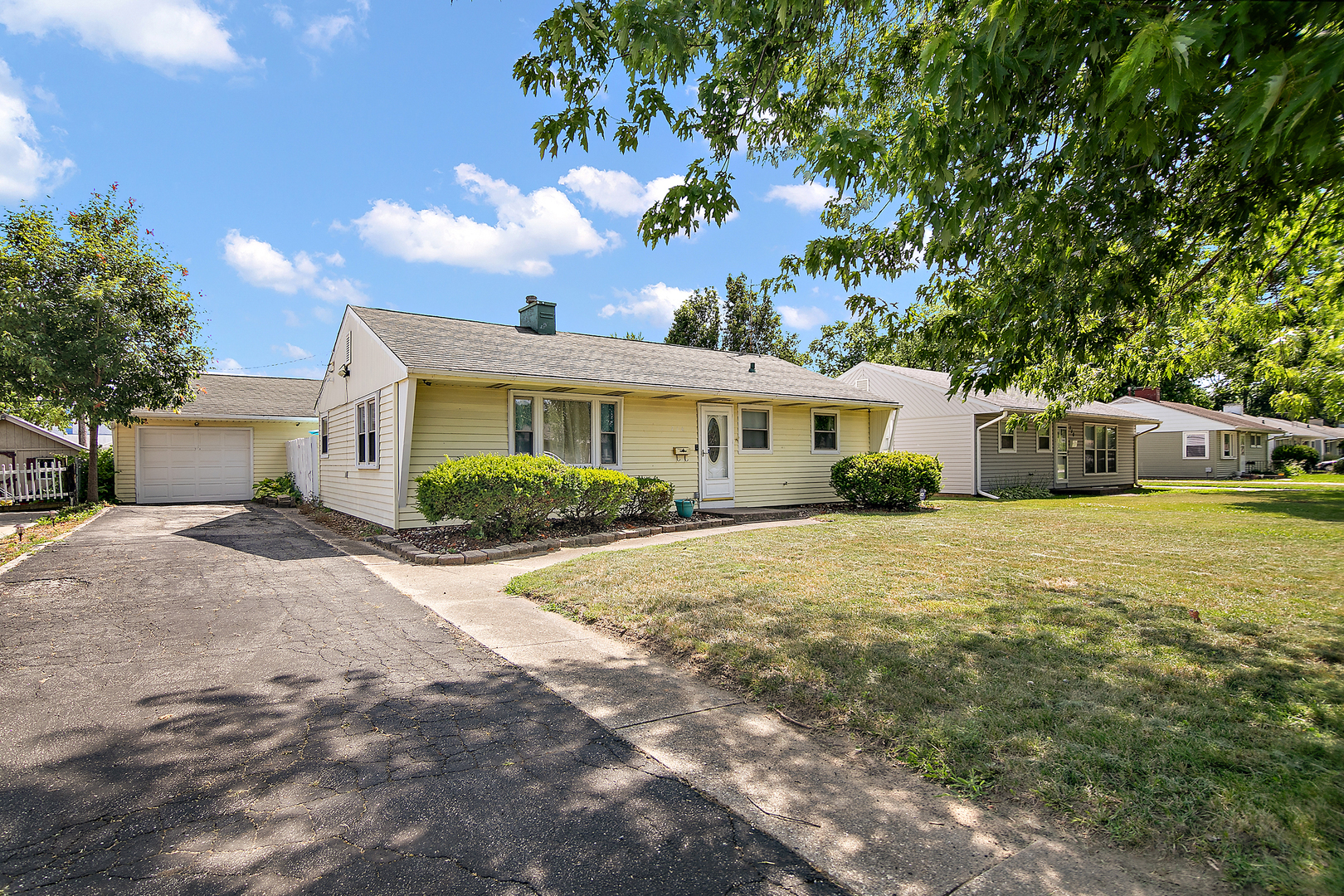 Property Photo: 714 Meadow Court IL 60915