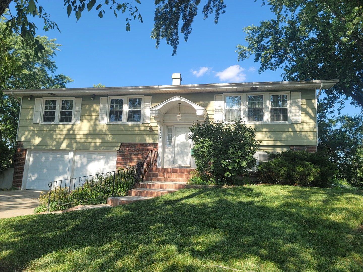 Property Photo:  2S165 Huntington Court  IL 60137 