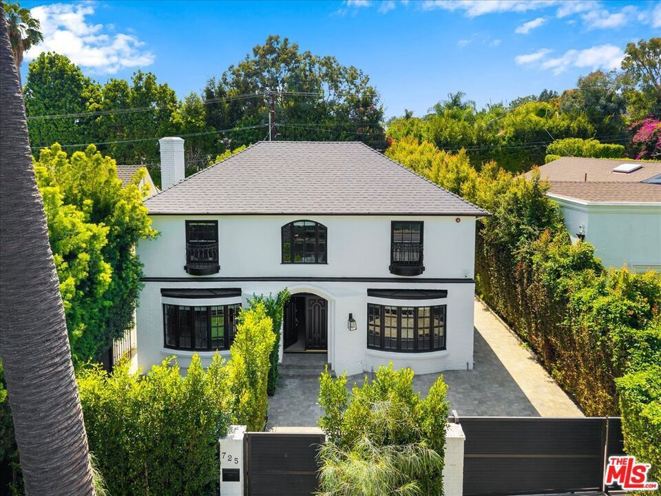 Property Photo:  725 N Doheny Drive  CA 90210 