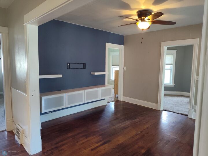 Property Photo:  208 1 Avenue SE  MN 56529 