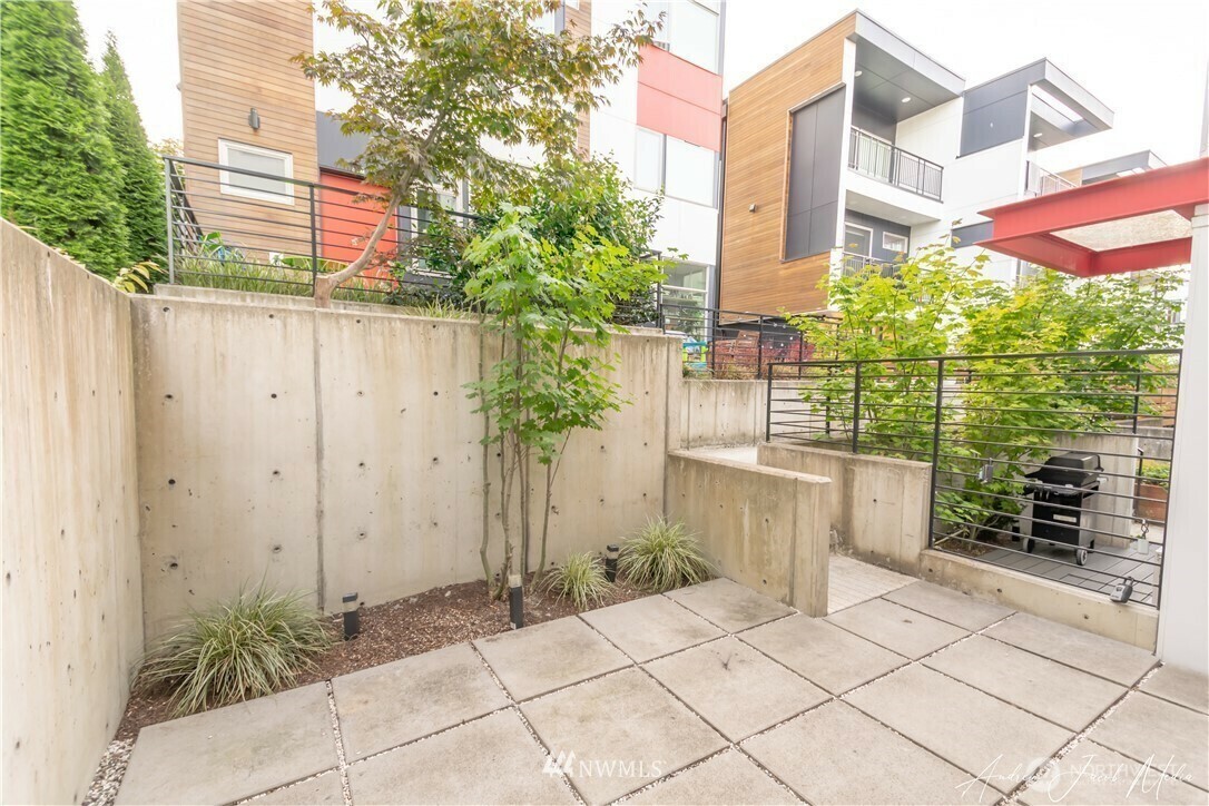 Property Photo: 1718 27th Avenue A WA 98122