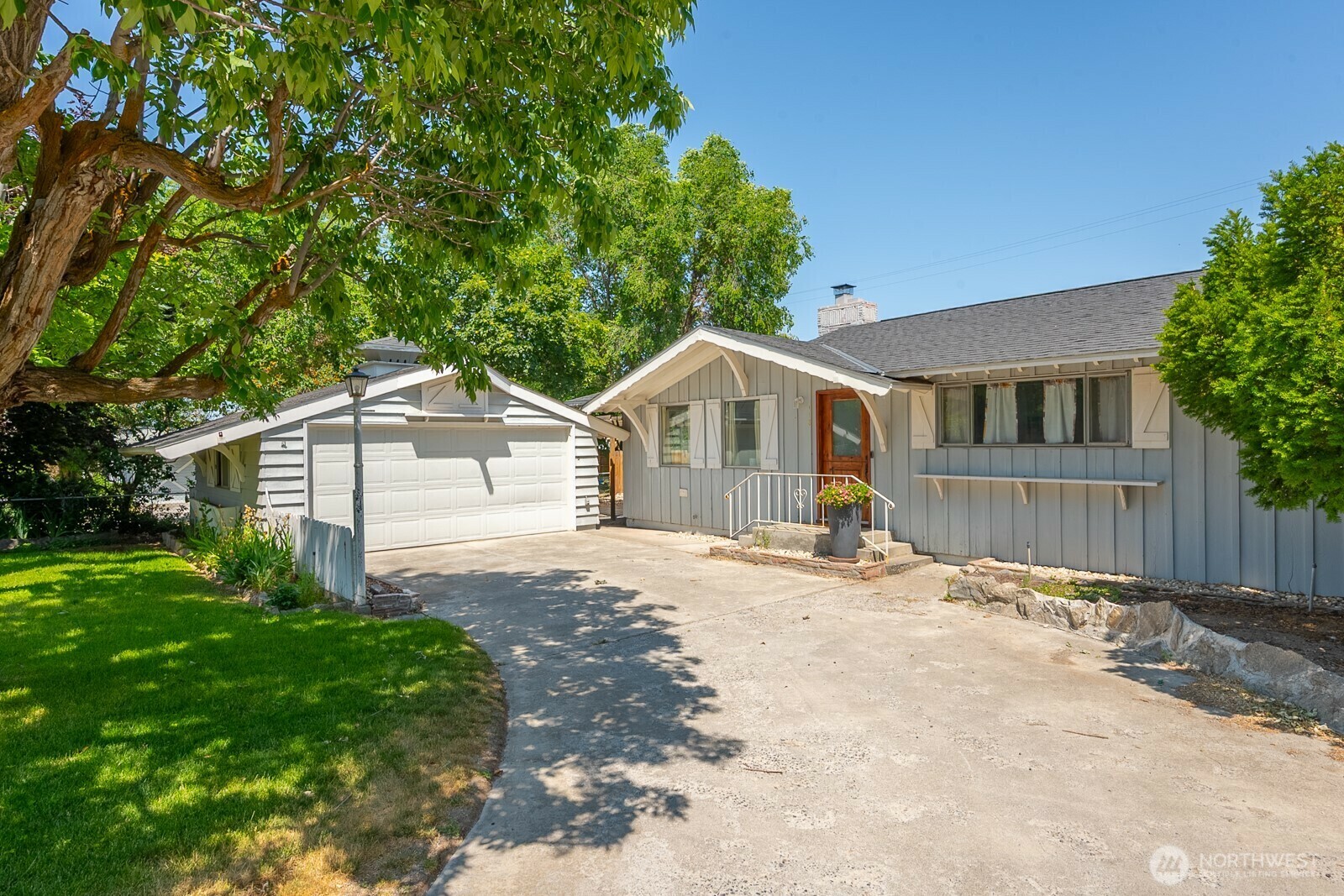 Property Photo: 118 N Hemlock Street WA 98851