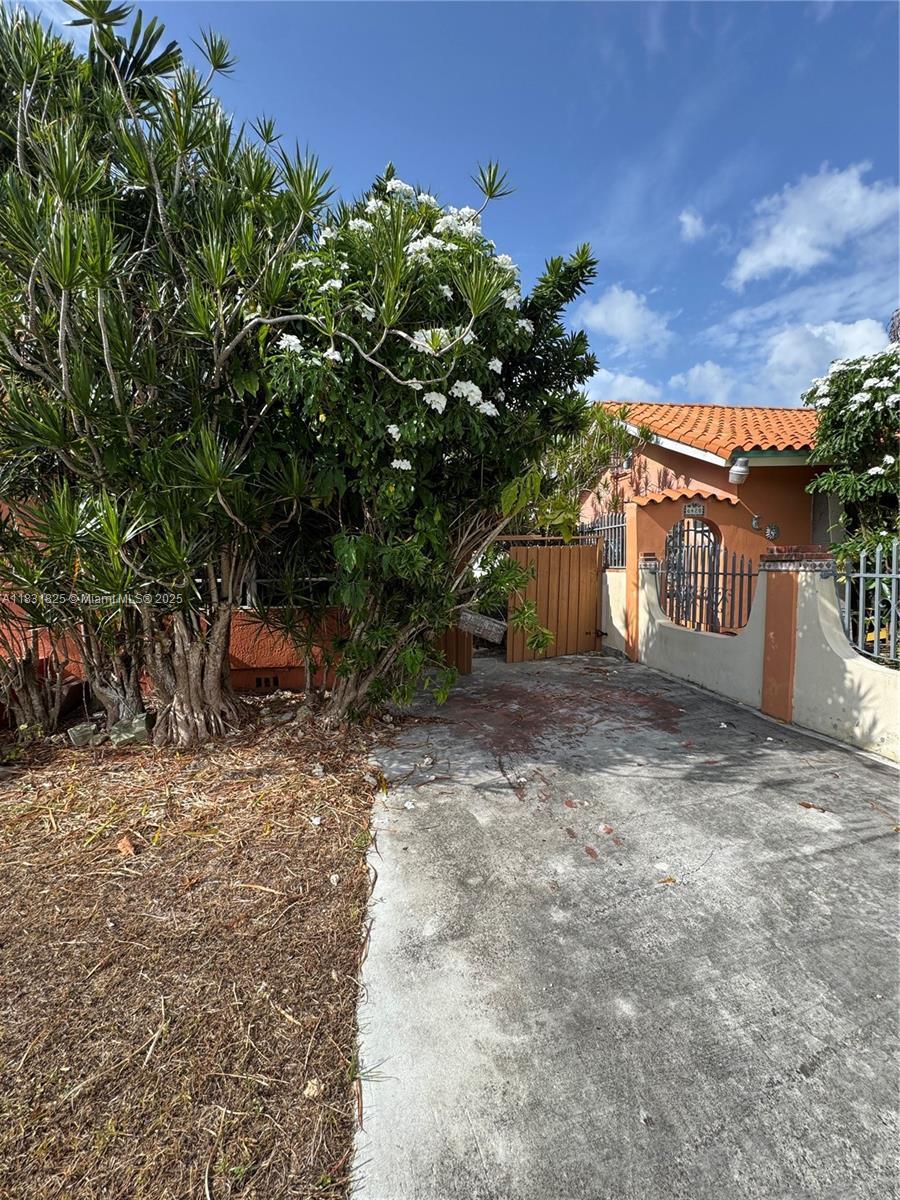 Property Photo:  6410 SW 39th St 6410  FL 33155 