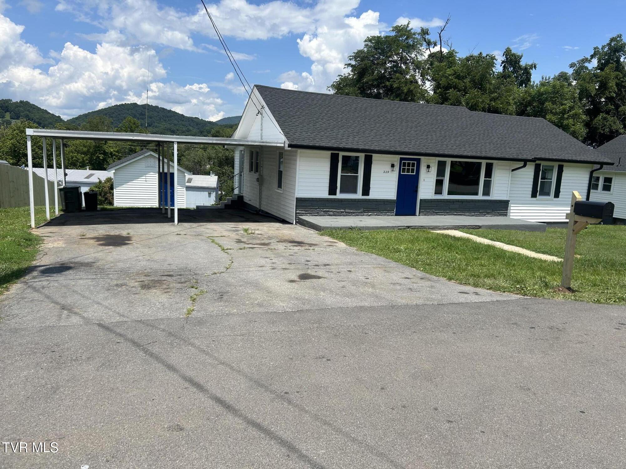 Property Photo: 229 West Doe Avenue TN 37643
