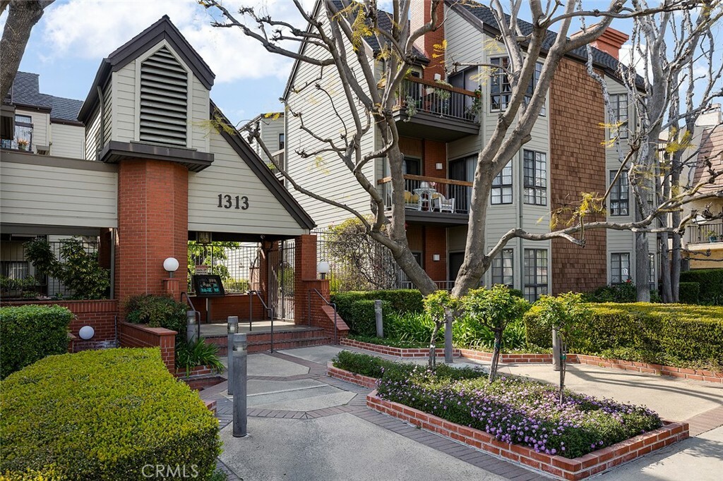 Property Photo: 1313 Valley View Road 109 CA 91202