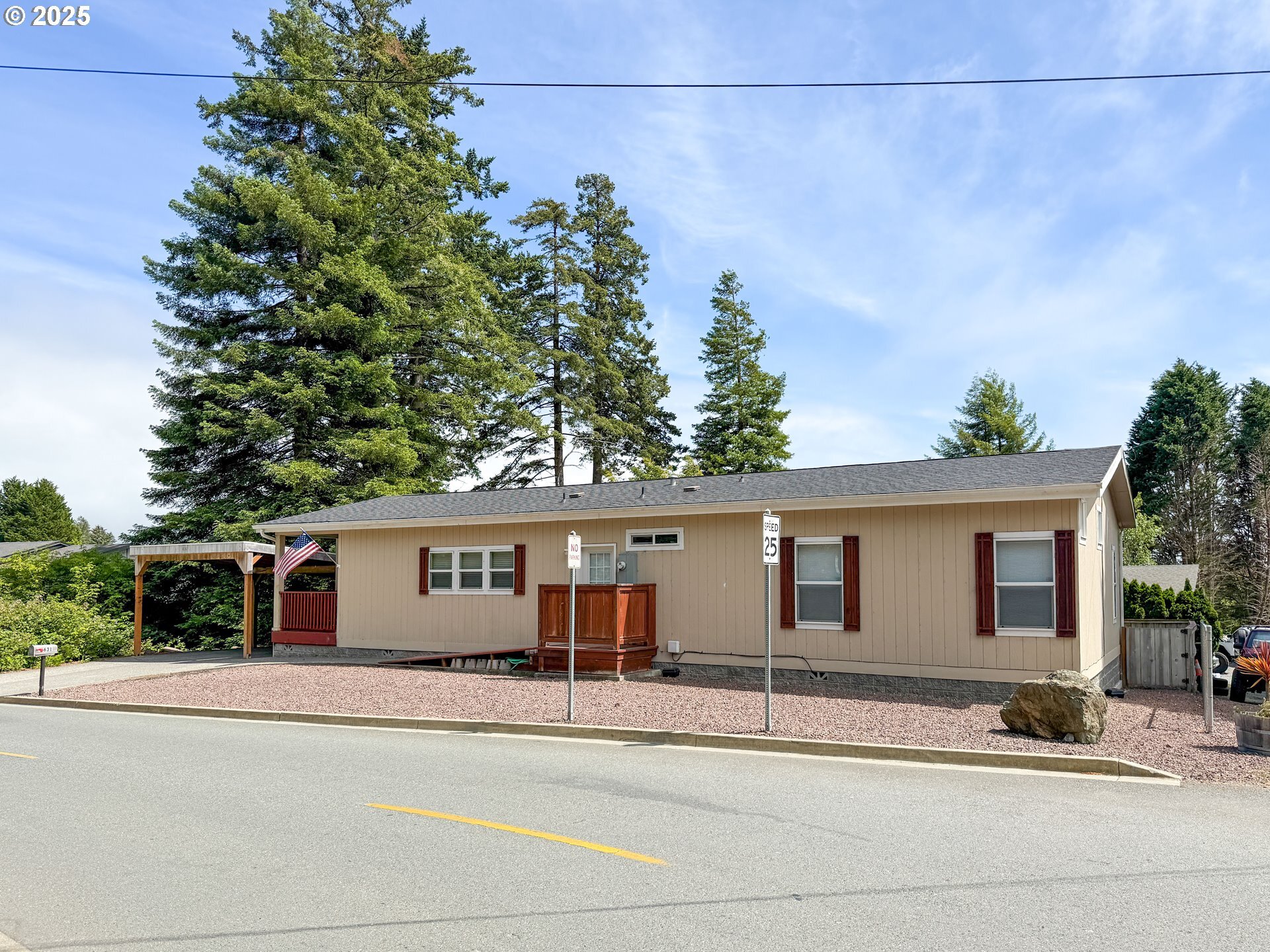 Property Photo:  631 Hassett St  OR 97415 