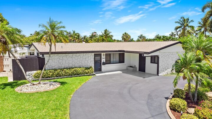 Property Photo: 581 SE 5th Avenue FL 33060
