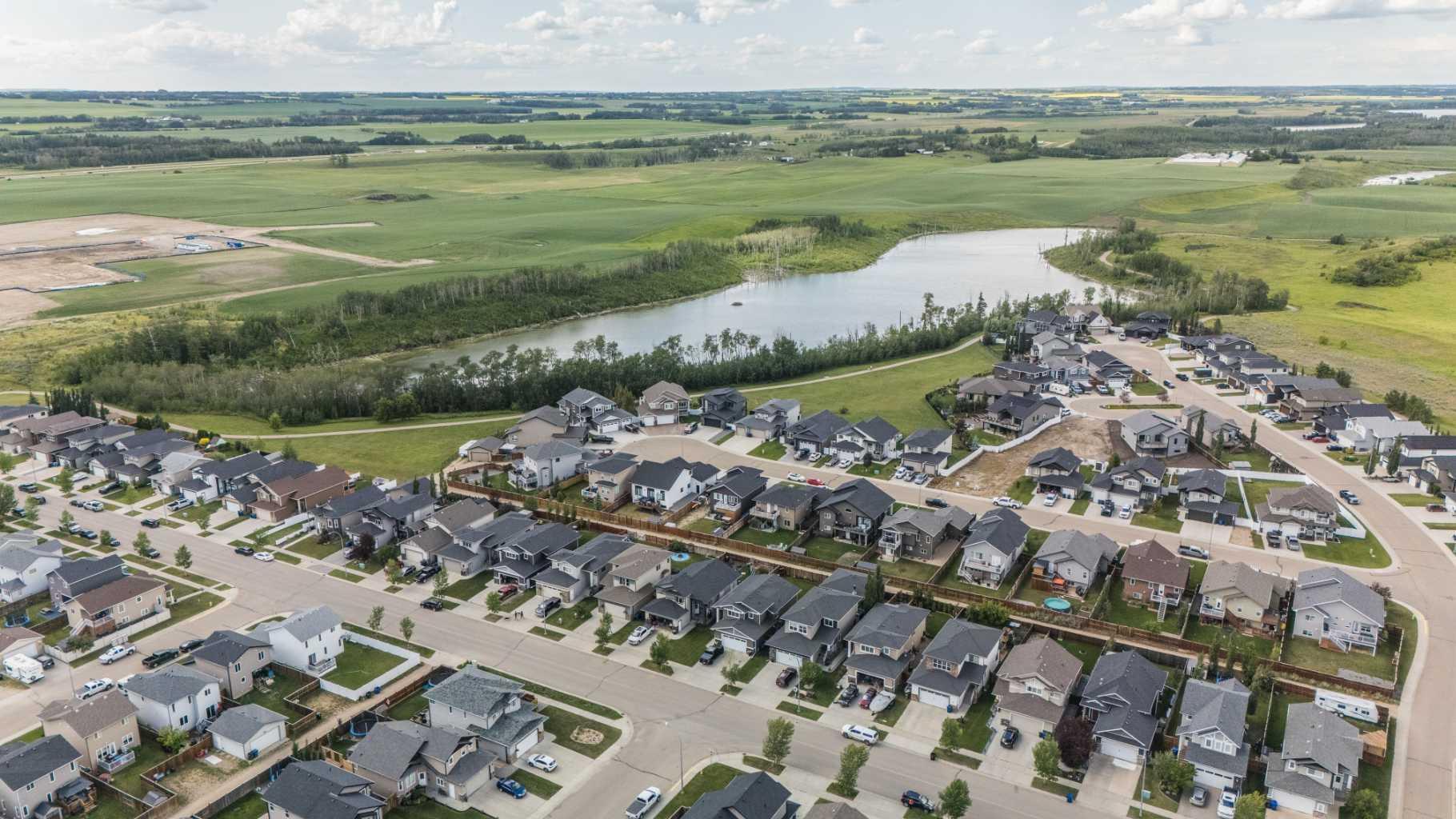 Property Photo: 37 Arrowwood Close AB T4M 0H9