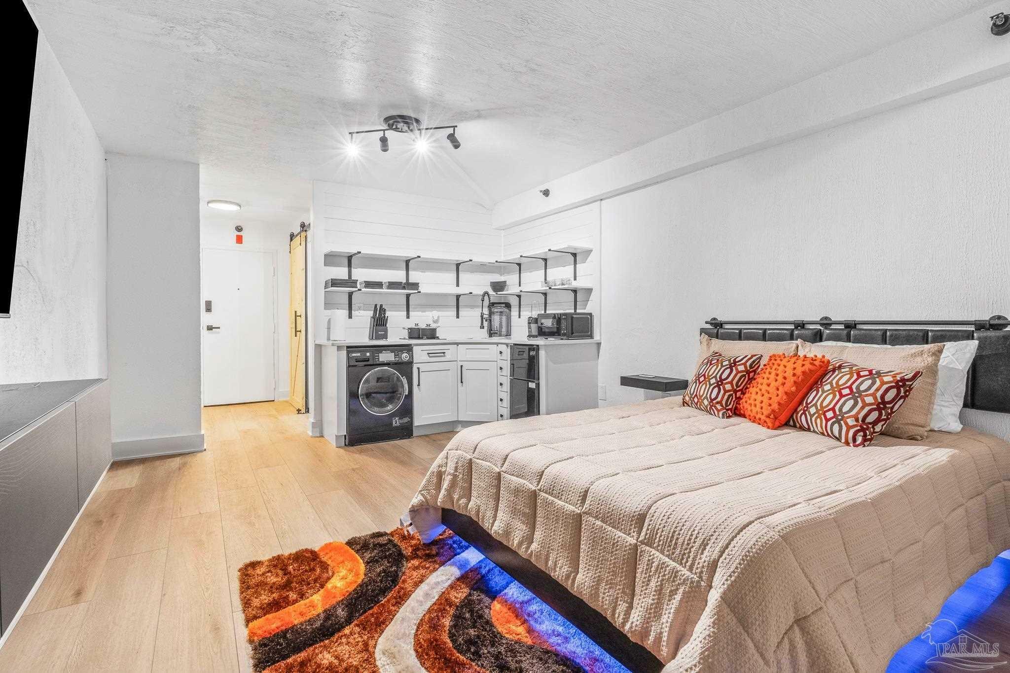 Property Photo: 224 E Garden St 140 FL 32502