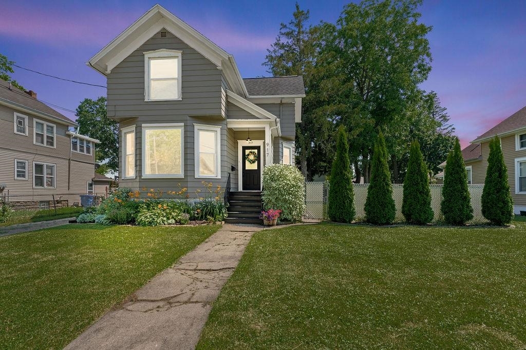 Property Photo: 917 E Irving Avenue WI 54901