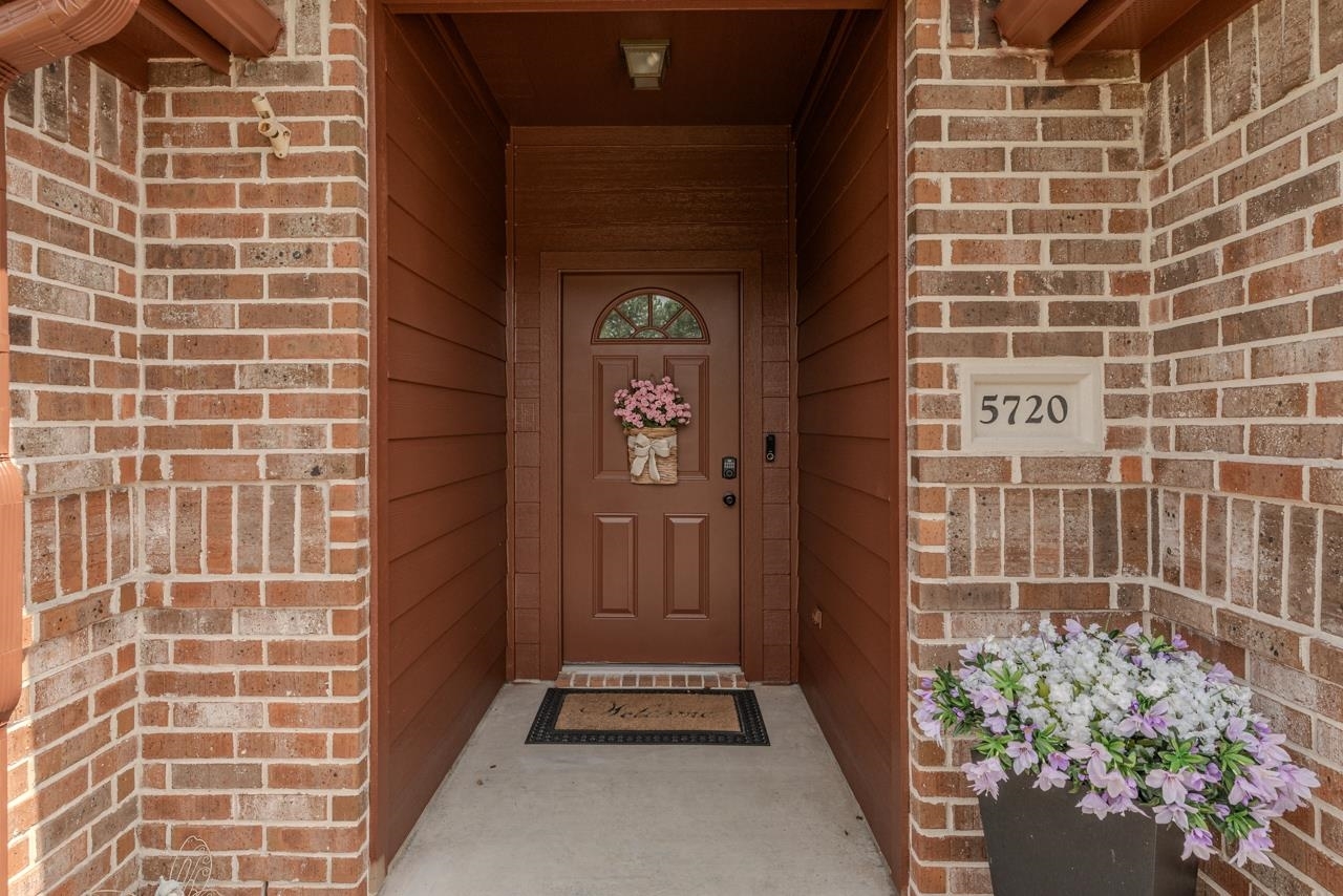 Property Photo:  5720 Sunbird Ln  TX 77708 