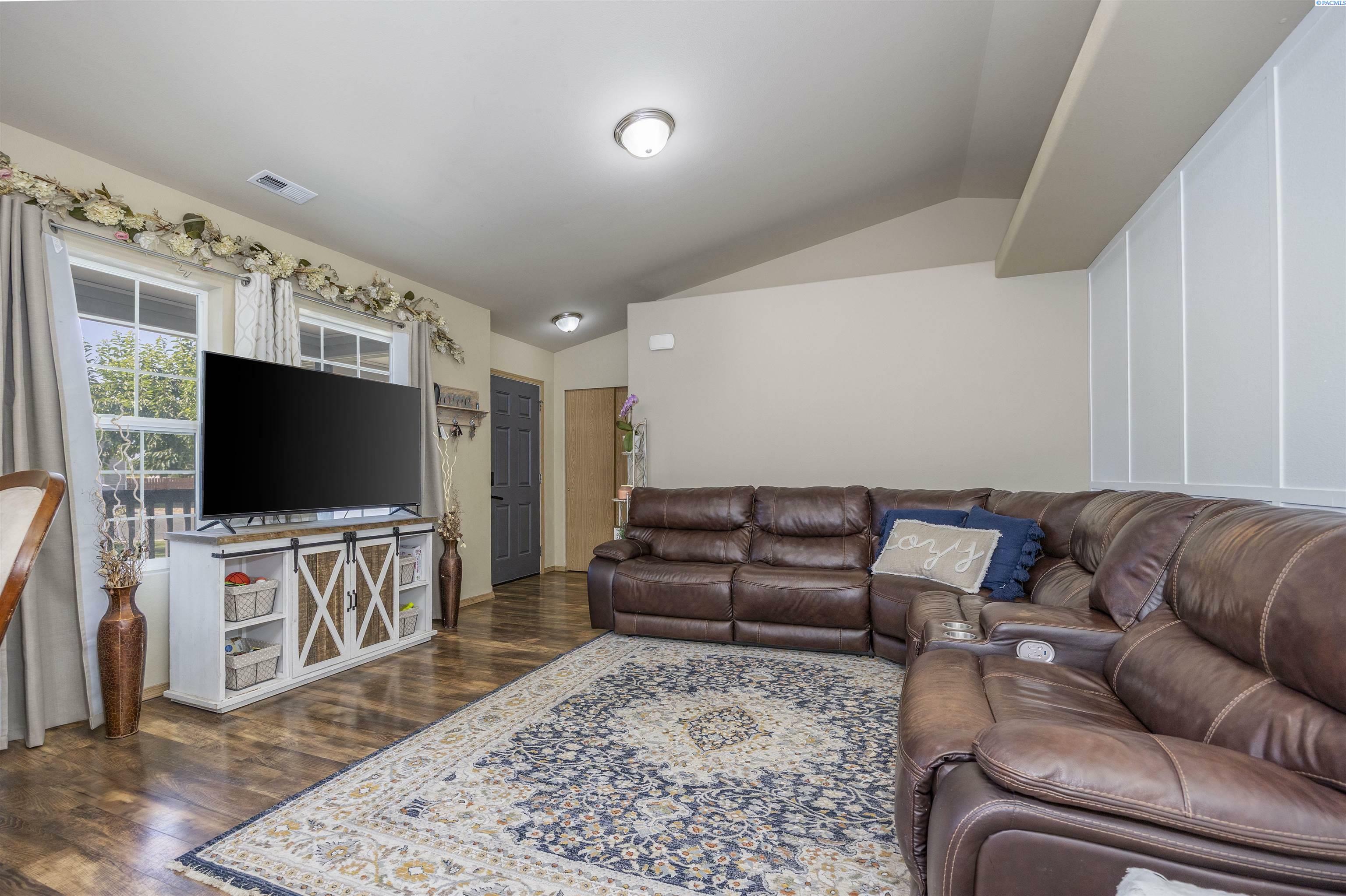 Property Photo:  615 Arteaga Circle  WA 98930 