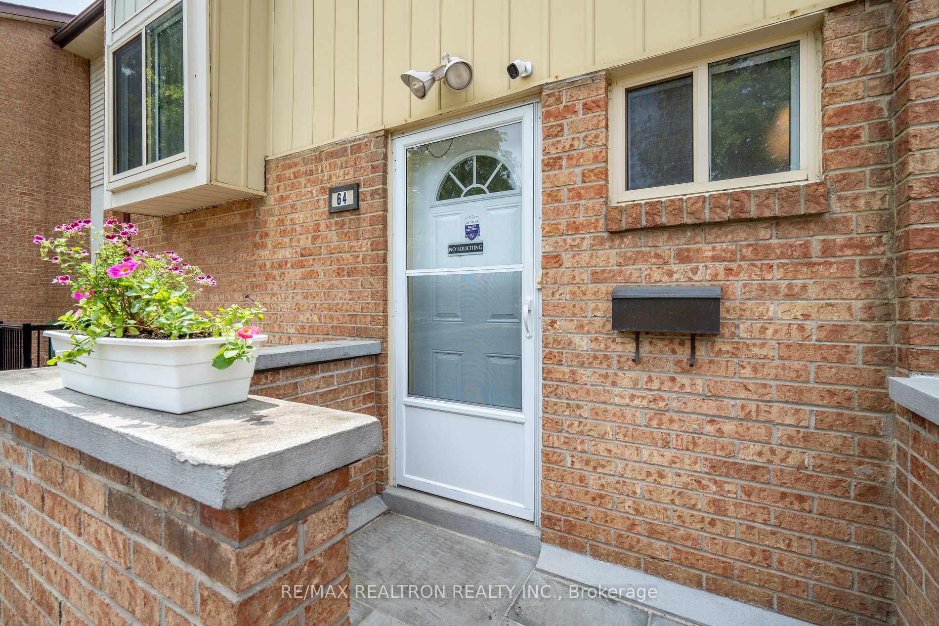 Property Photo: 64 Baronwood Court 64 ON L6V 3H7