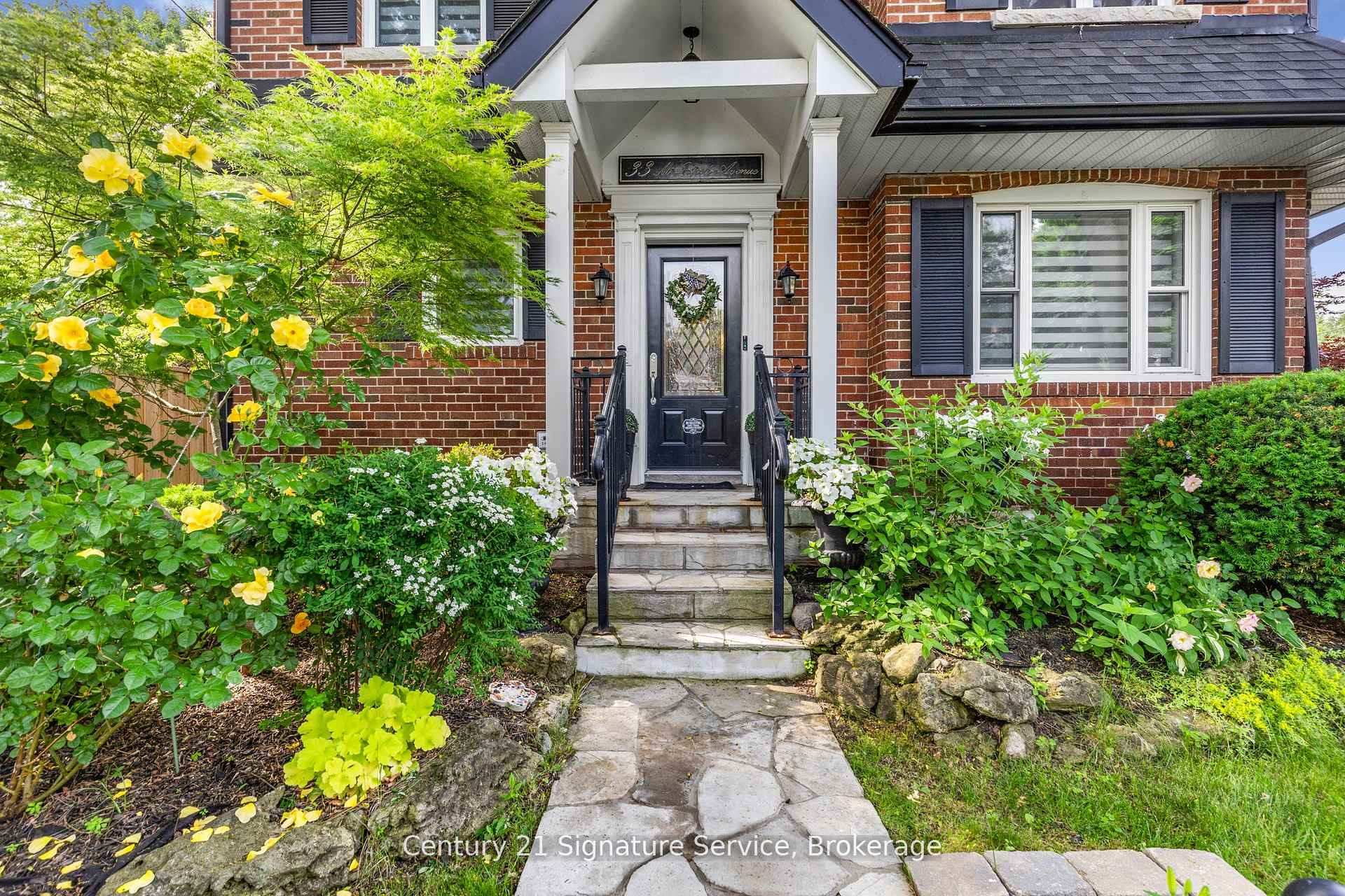 Photo de la propriété: 33 McIntosh Avenue ON M8Y 3E1