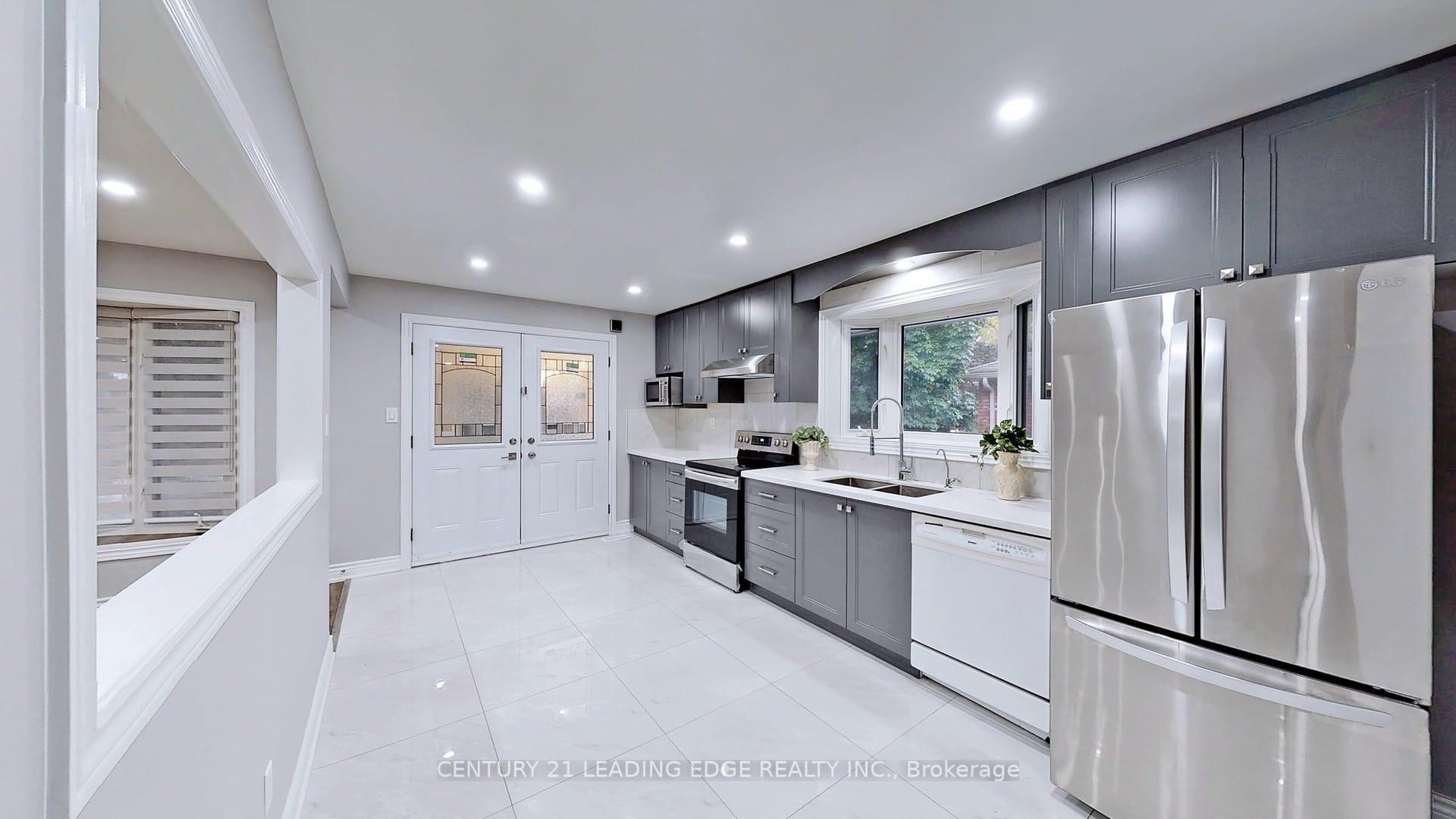 Property Photo:  806 Beech Street W Main  ON L1N 3B7 