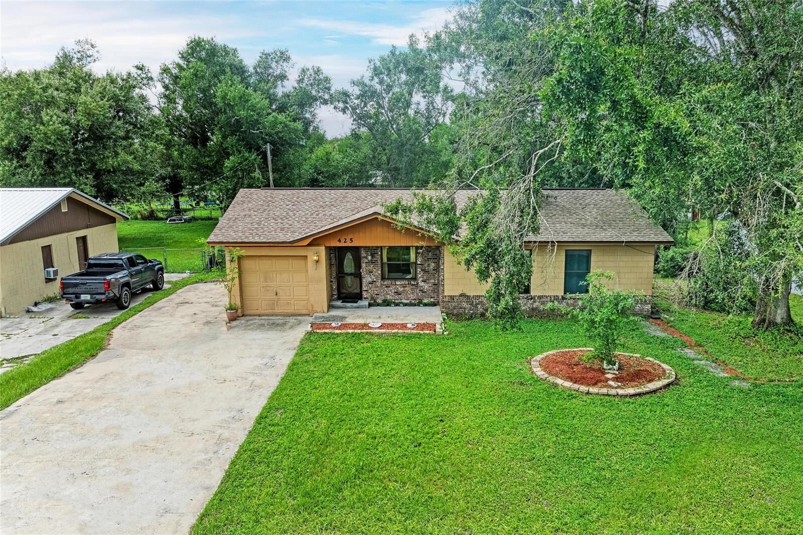 Property Photo: 425 N 16th Avenue FL 34266