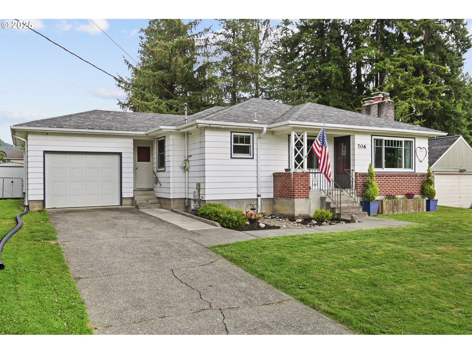 Property Photo: 706 N 16th Ave WA 98626