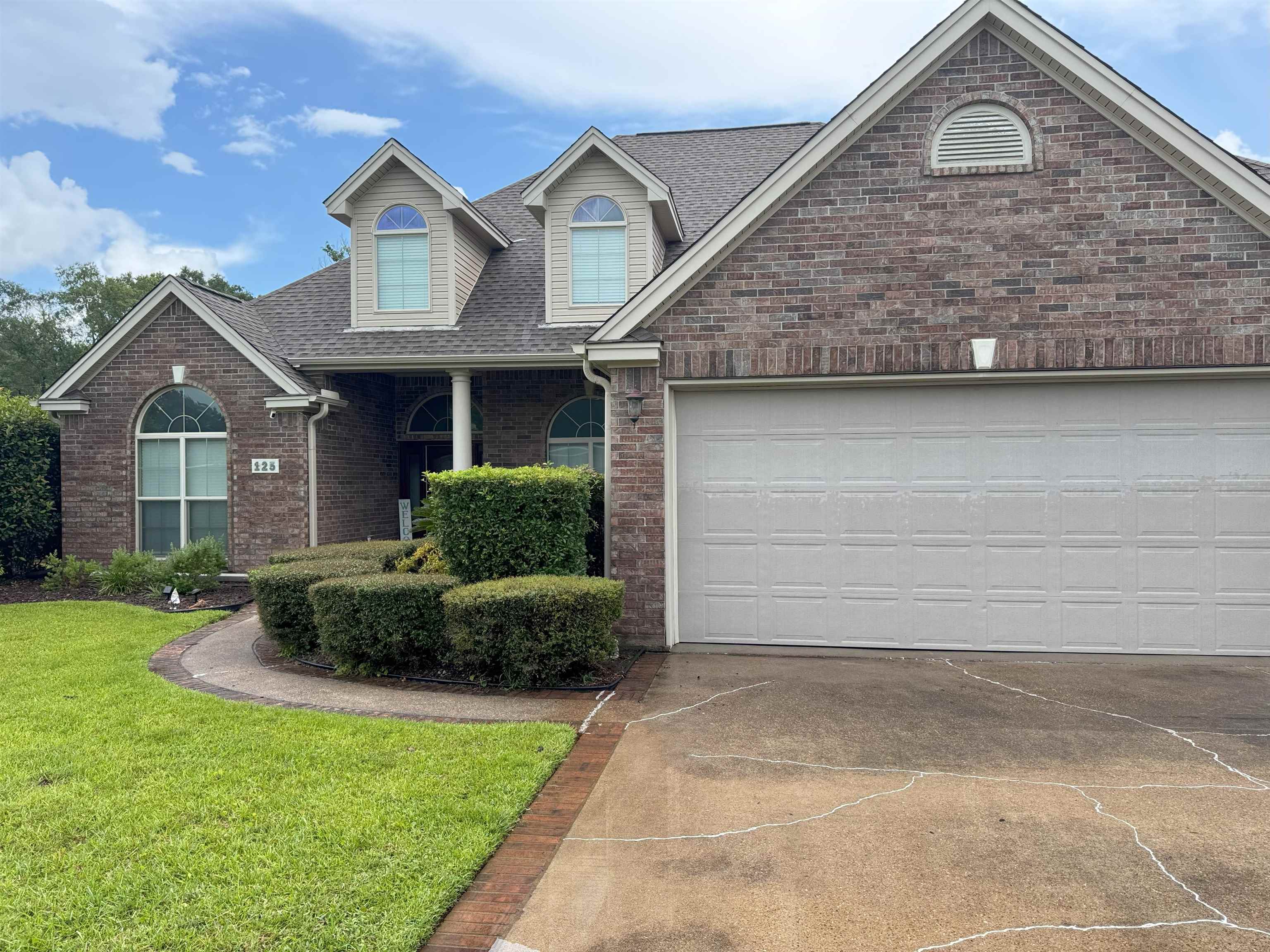 Property Photo: 125 Glenshire TX 77657