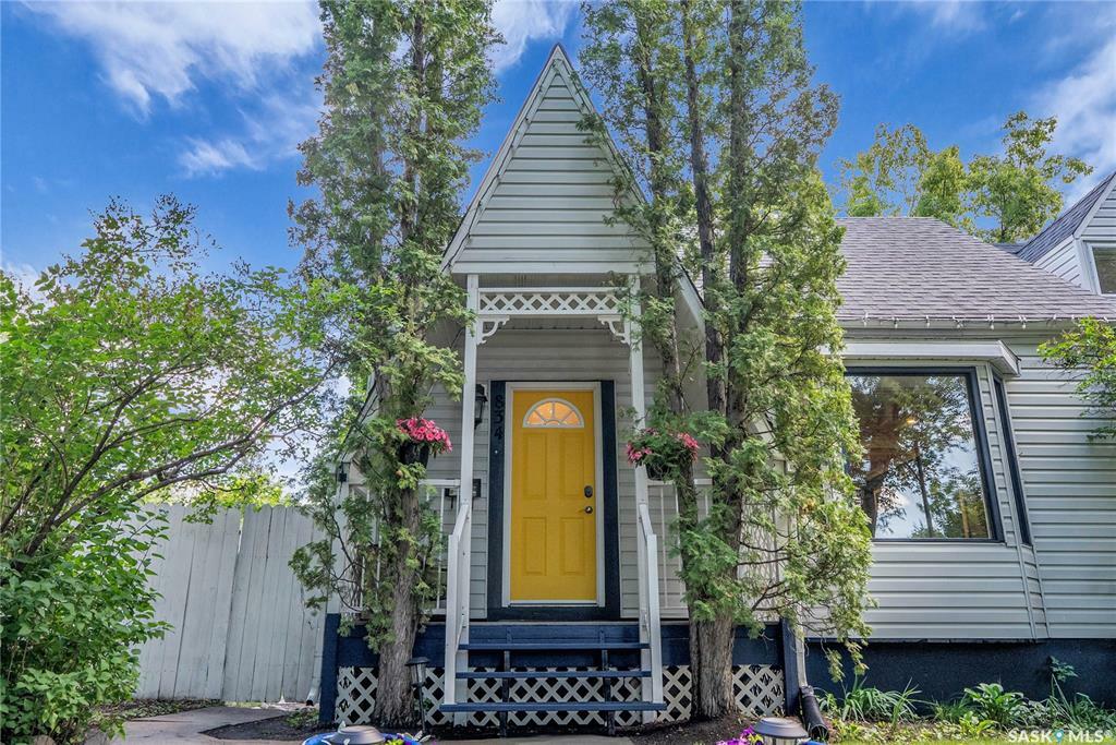 Property Photo:  834 5th Street E  SK S7H 1G9 