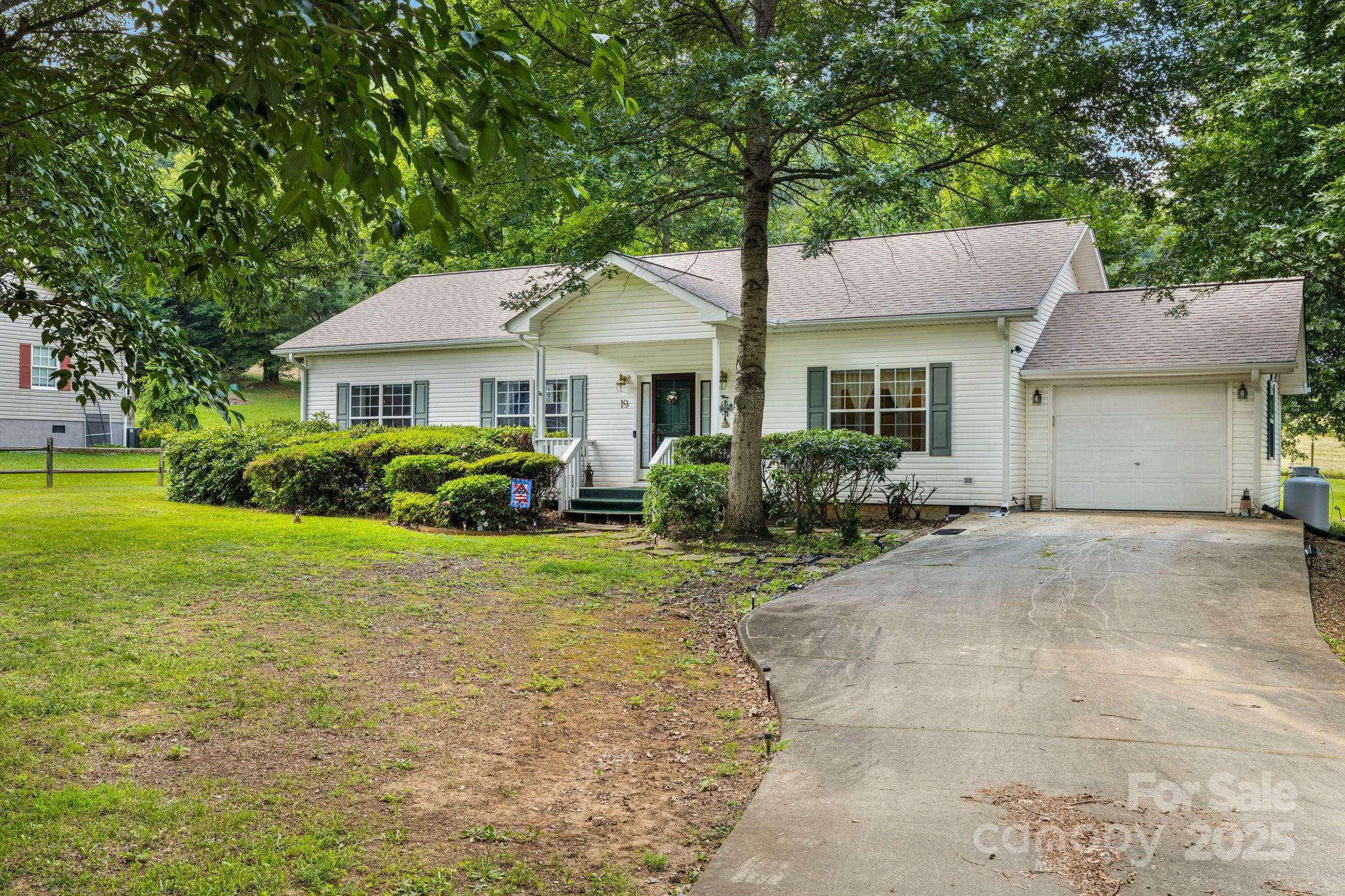 Property Photo:  19 Ivy Garden Drive  NC 28715 