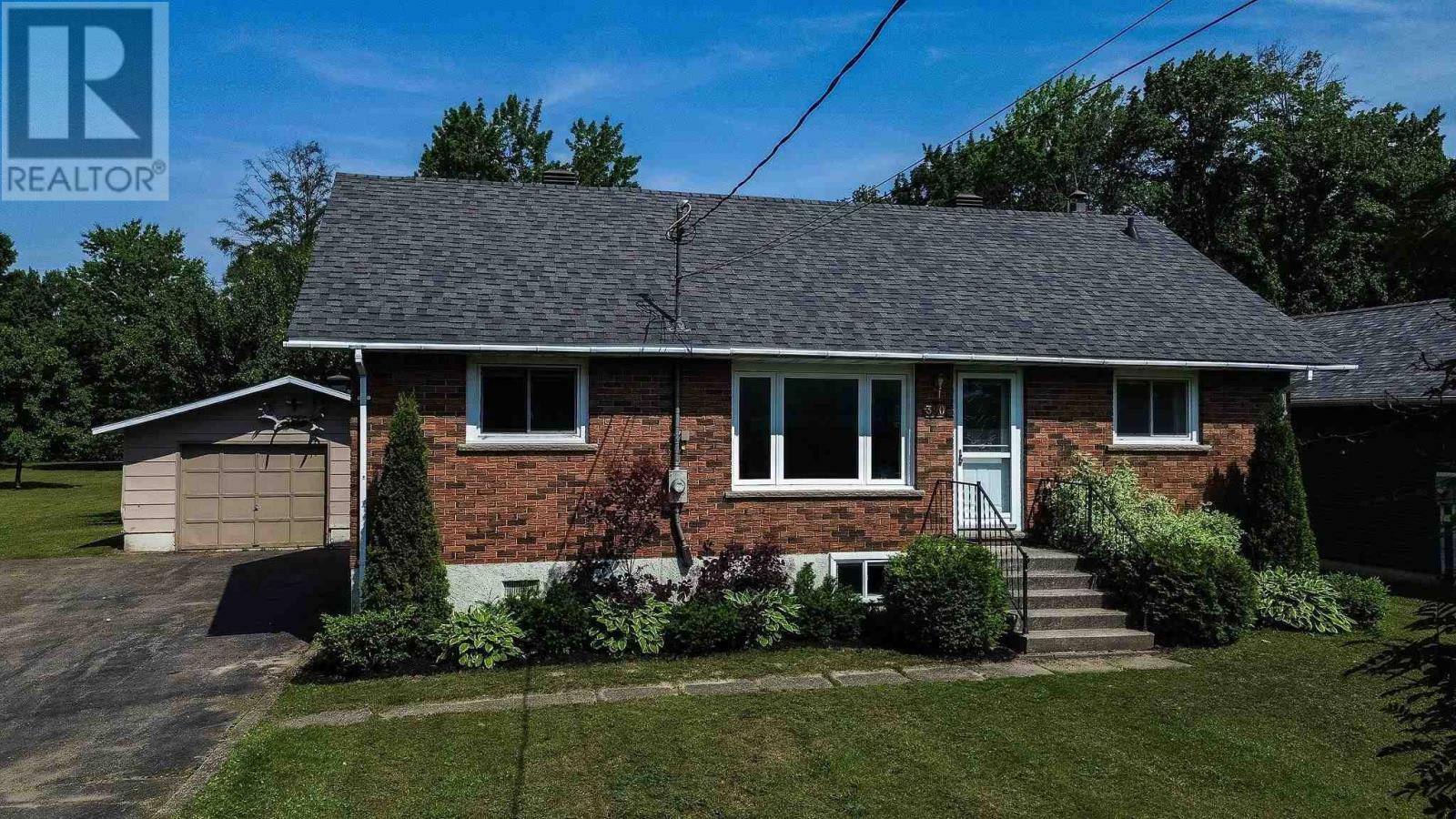 Photo de la propriété: 380 River Rd ON P6A 5K9