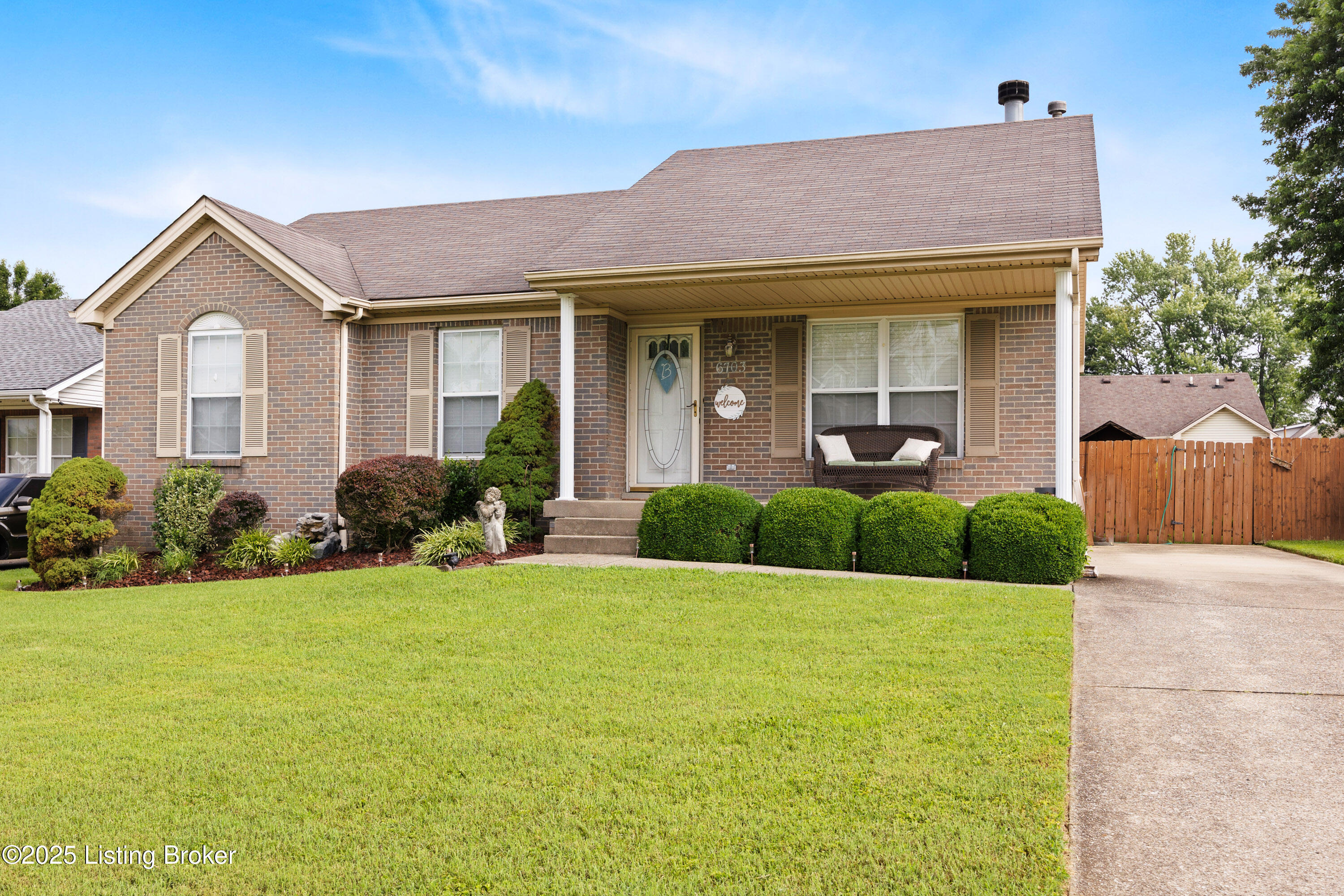 Property Photo: 6703 Currington Cir KY 40258