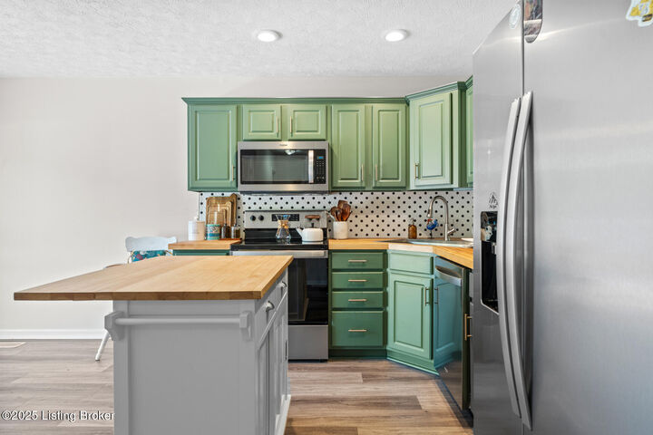 Property Photo:  100 Spencer Ct  KY 40065 