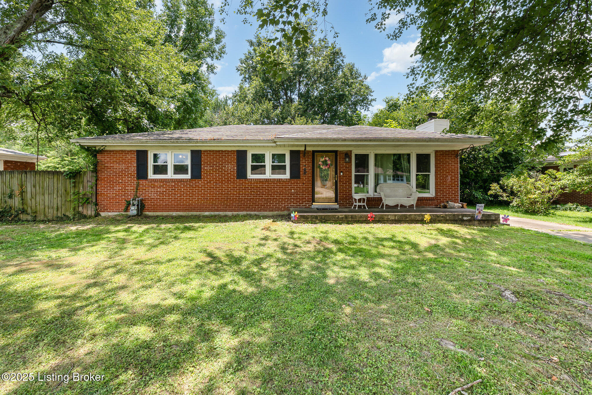 Property Photo: 5606 Walnut Way KY 40229