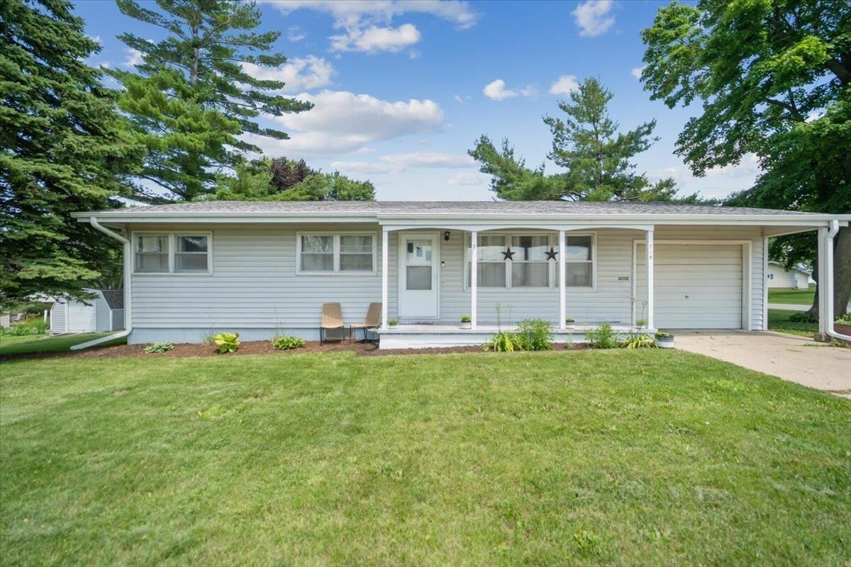 Property Photo: 715 6th St NE IA 50662